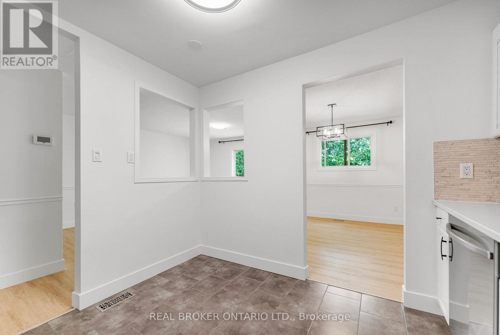 83 E Glen Park Drive, Ottawa, Ontario  K1B 3Z1 - Photo 10 - X12382494