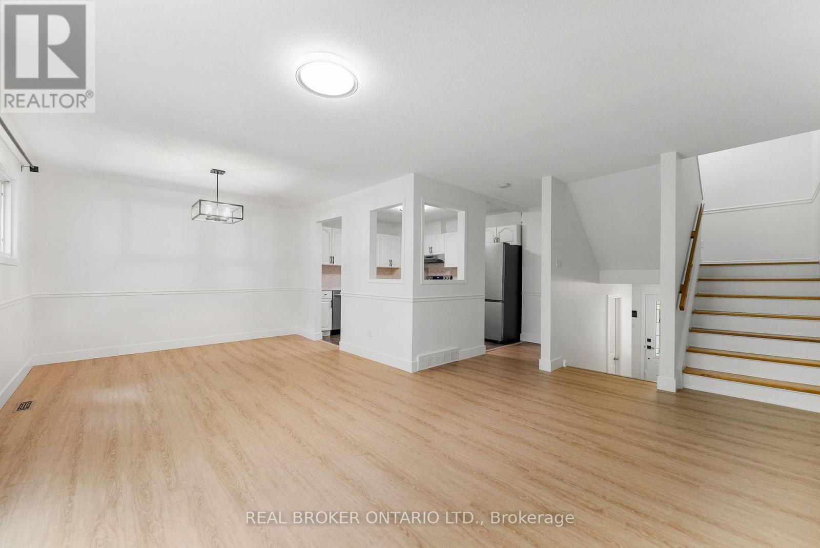 83 E Glen Park Drive, Ottawa, Ontario  K1B 3Z1 - Photo 13 - X12382494
