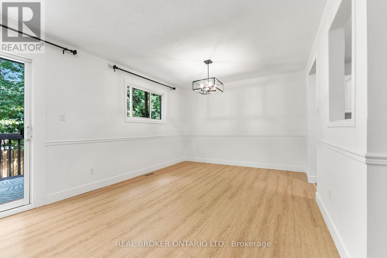 83 E Glen Park Drive, Ottawa, Ontario  K1B 3Z1 - Photo 14 - X12382494