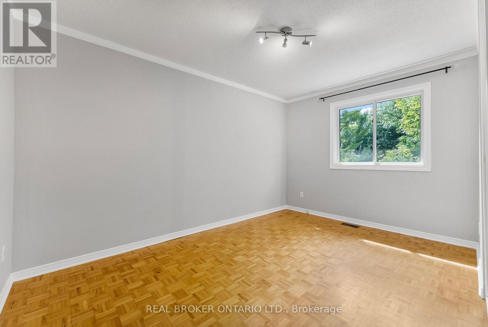 83 E Glen Park Drive, Ottawa, Ontario  K1B 3Z1 - Photo 18 - X12382494