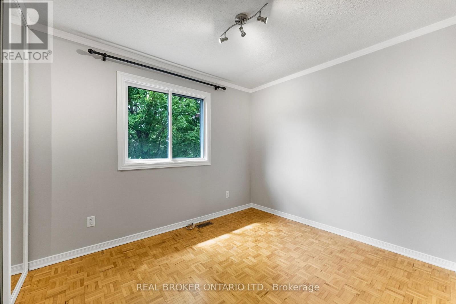 83 E Glen Park Drive, Ottawa, Ontario  K1B 3Z1 - Photo 23 - X12382494