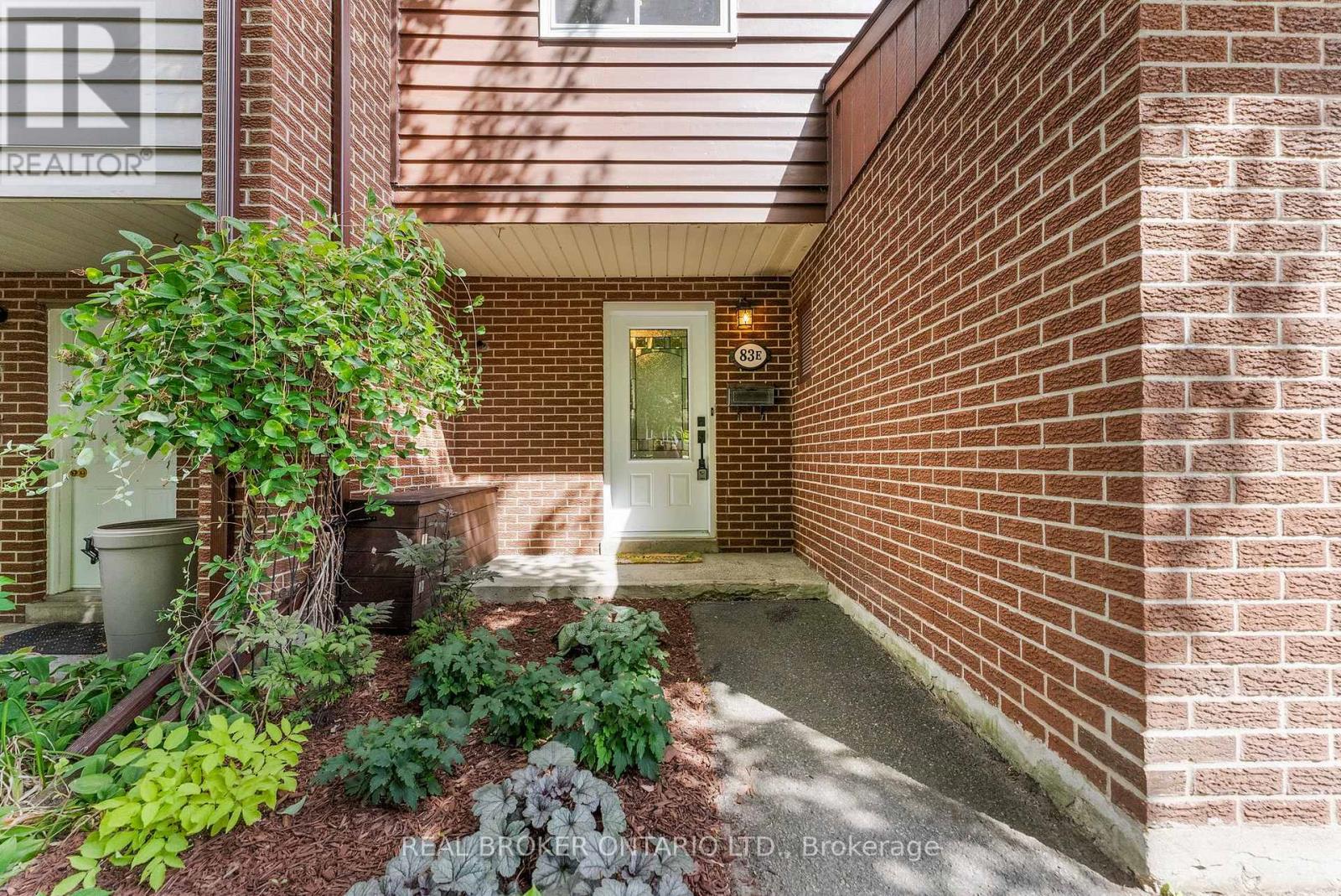 83 E Glen Park Drive, Ottawa, Ontario  K1B 3Z1 - Photo 4 - X12382494