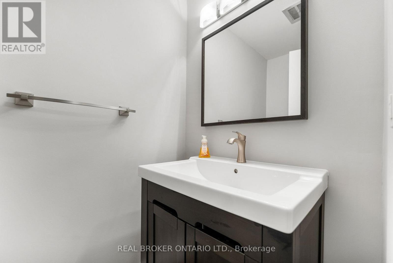 83 E Glen Park Drive, Ottawa, Ontario  K1B 3Z1 - Photo 7 - X12382494
