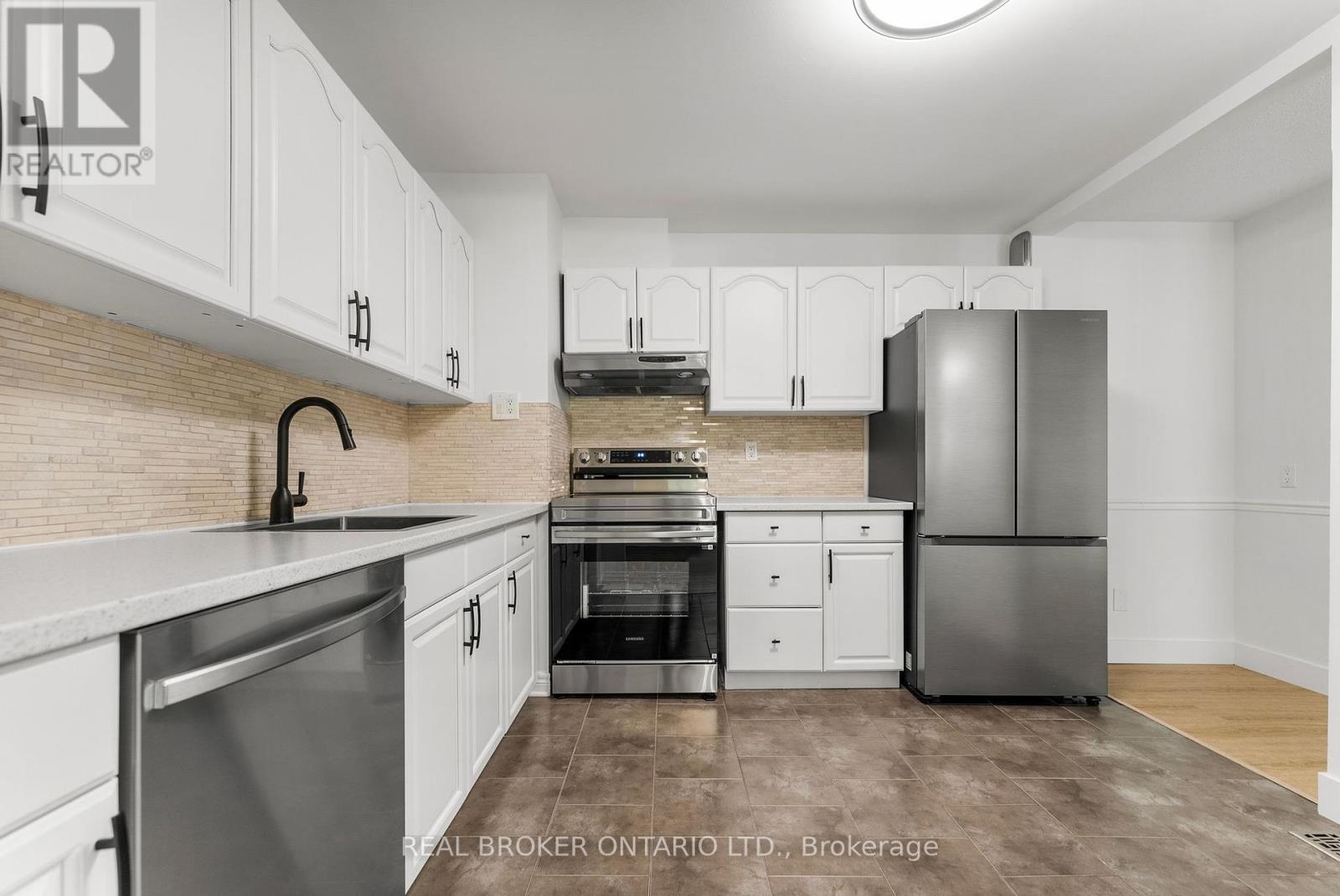 83 E Glen Park Drive, Ottawa, Ontario  K1B 3Z1 - Photo 8 - X12382494