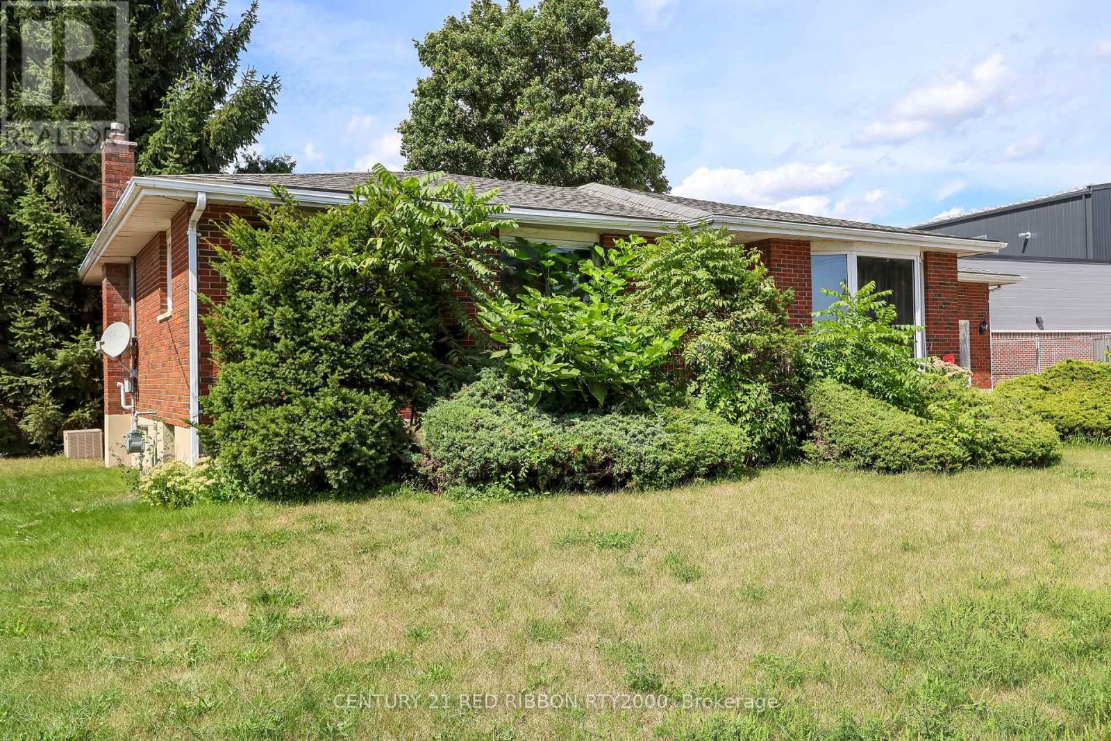 205 Metcalfe Street E, Strathroy-Caradoc, Ontario  N7G 1P7 - Photo 5 - X12381929