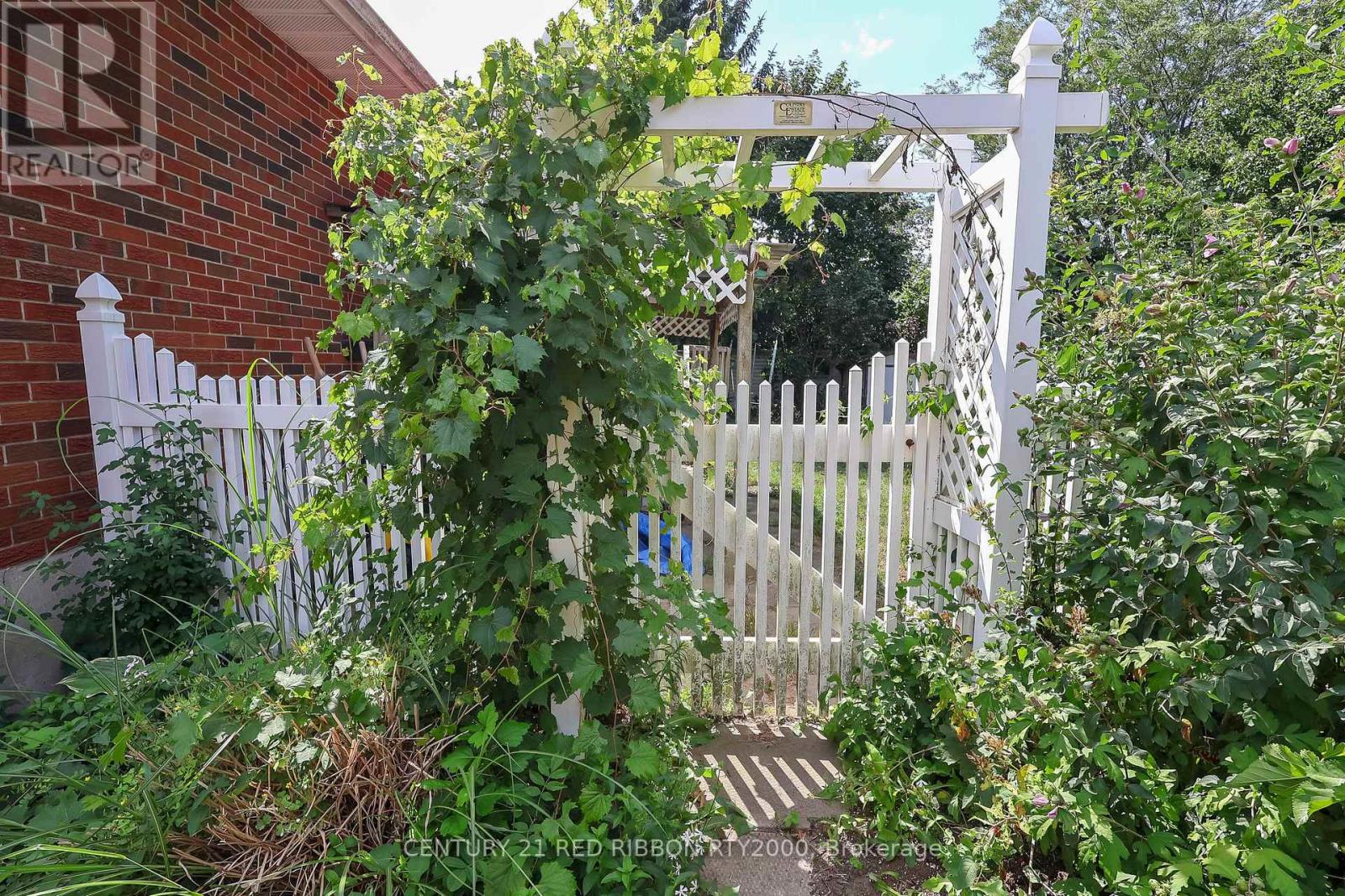 205 Metcalfe Street E, Strathroy-Caradoc, Ontario  N7G 1P7 - Photo 8 - X12381929