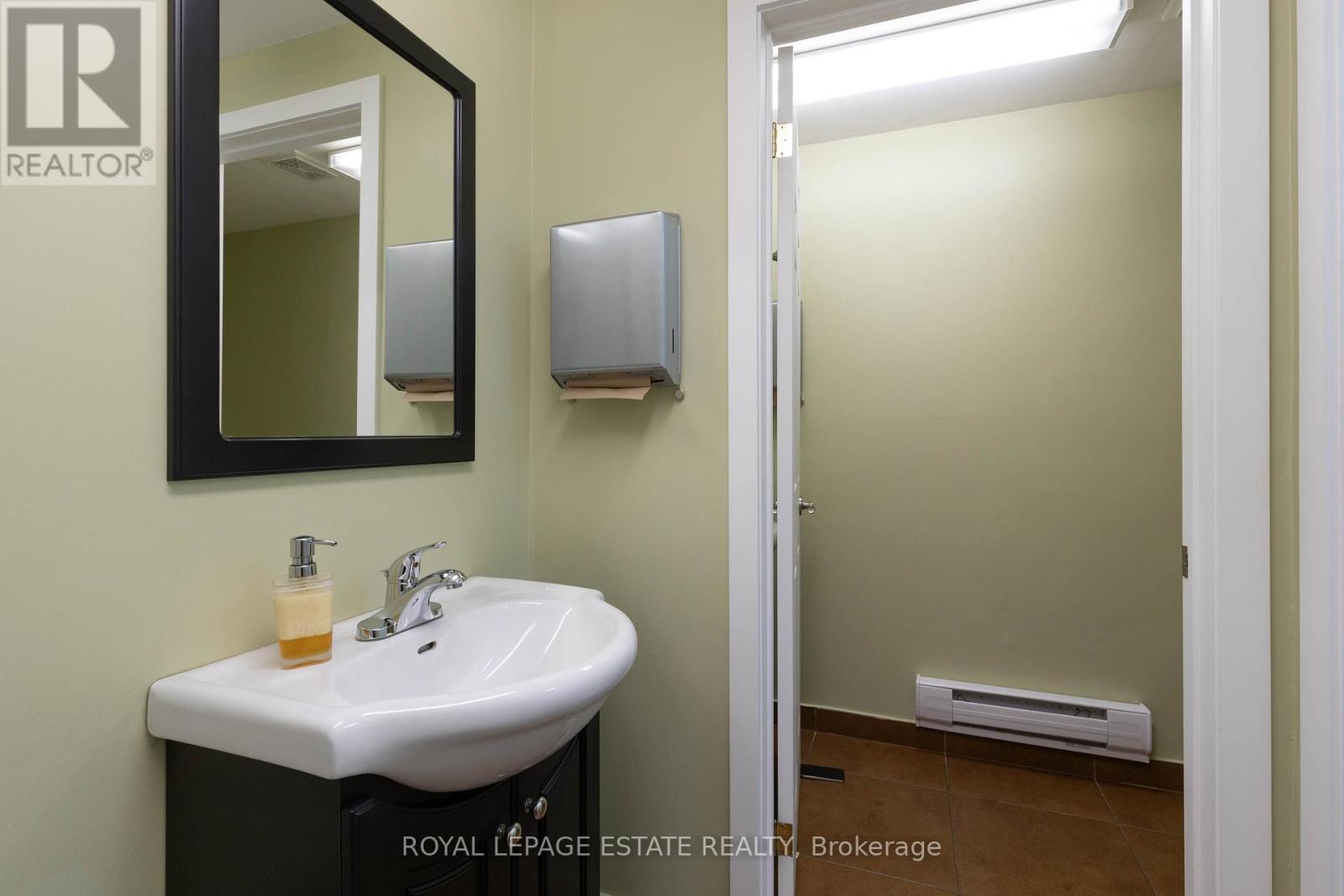 432/434 Queen Street E, Toronto (Regent Park), Ontario  M5A 1T4 - Photo 9 - C12382476