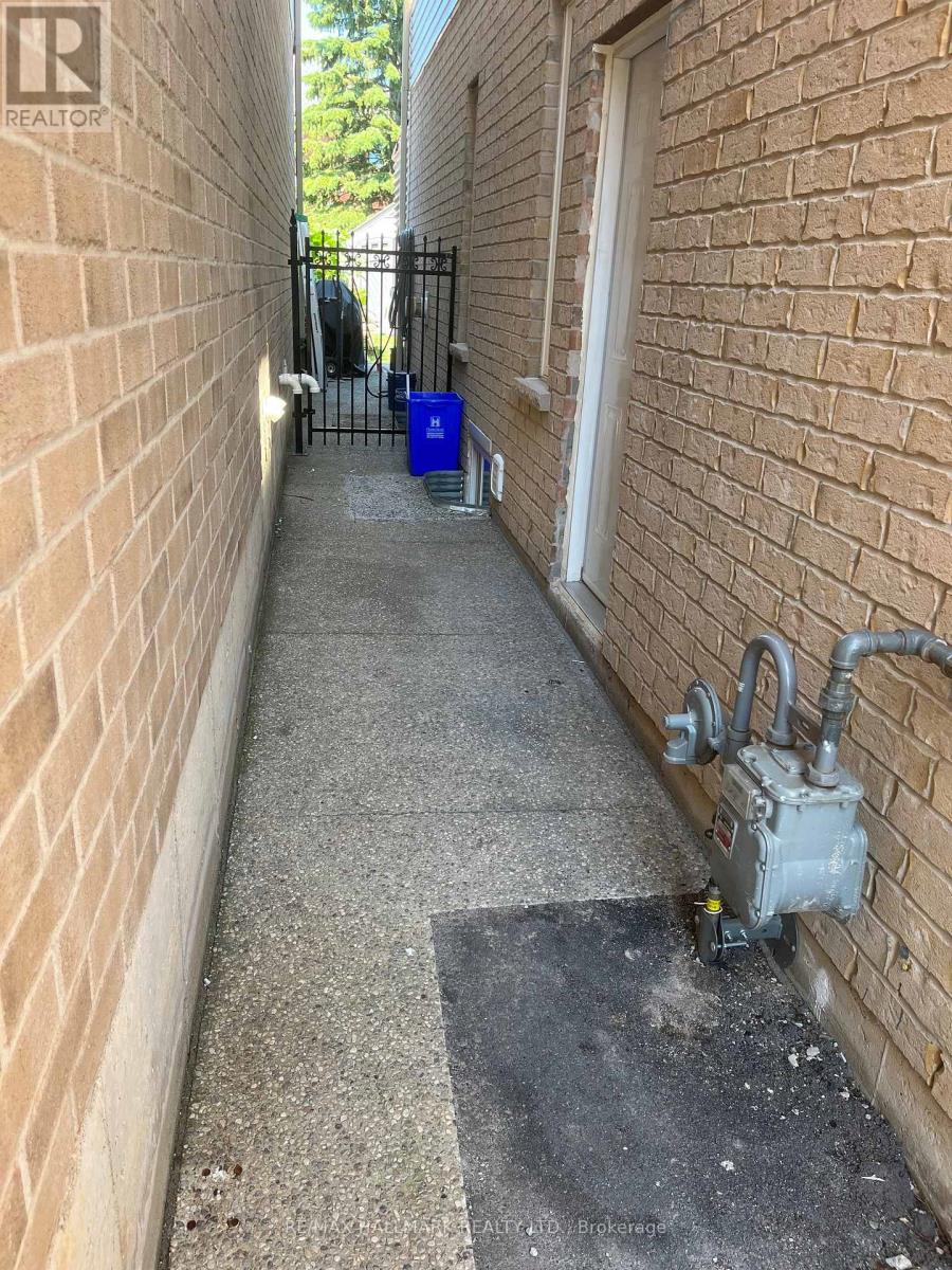 24 San Felice Lane, Hamilton, Ontario  L9B 0B5 - Photo 14 - X12382482