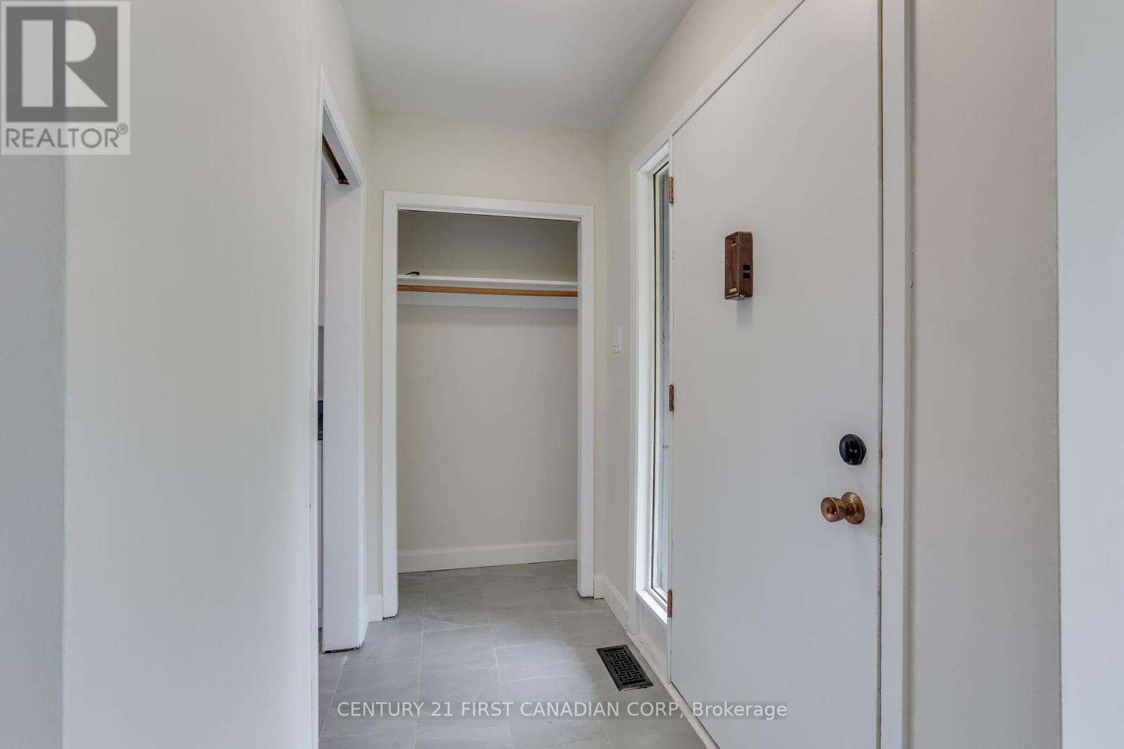 207 Cairn Street, London South, Ontario  N5Z 3W6 - Photo 4 - X12382579