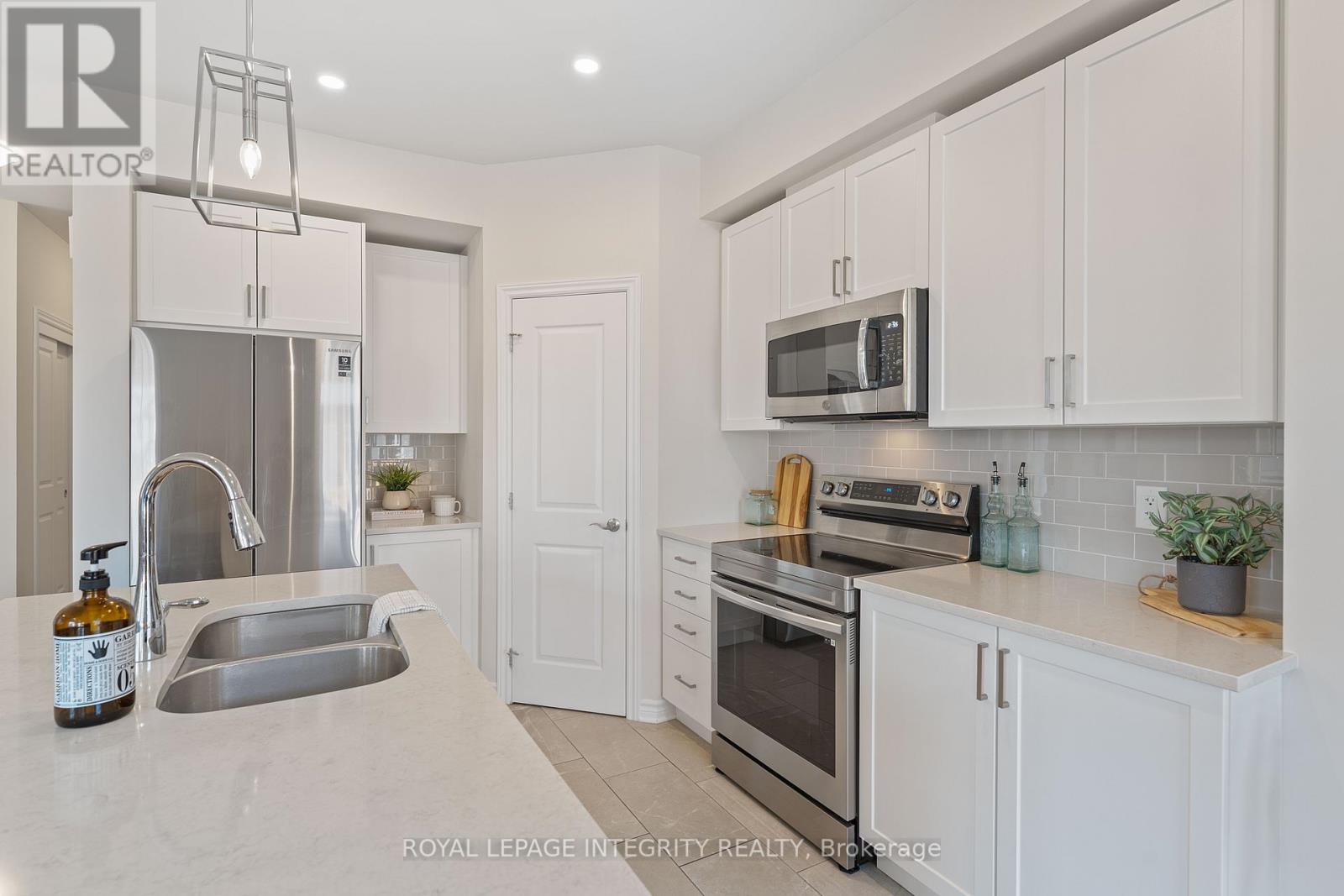 508 Escapade Private, Ottawa, Ontario  K1X 0J1 - Photo 5 - X12382596