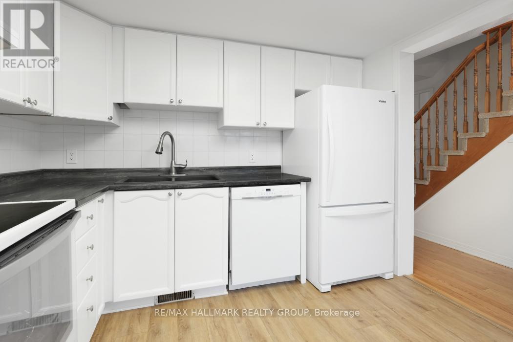 97 Forestglade Crescent, Ottawa, Ontario  K1G 6A6 - Photo 11 - X12382600