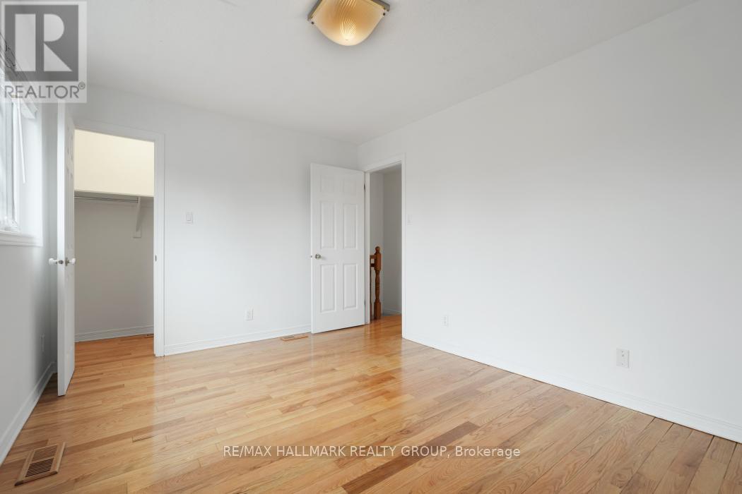 97 Forestglade Crescent, Ottawa, Ontario  K1G 6A6 - Photo 14 - X12382600
