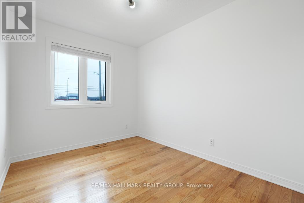 97 Forestglade Crescent, Ottawa, Ontario  K1G 6A6 - Photo 17 - X12382600