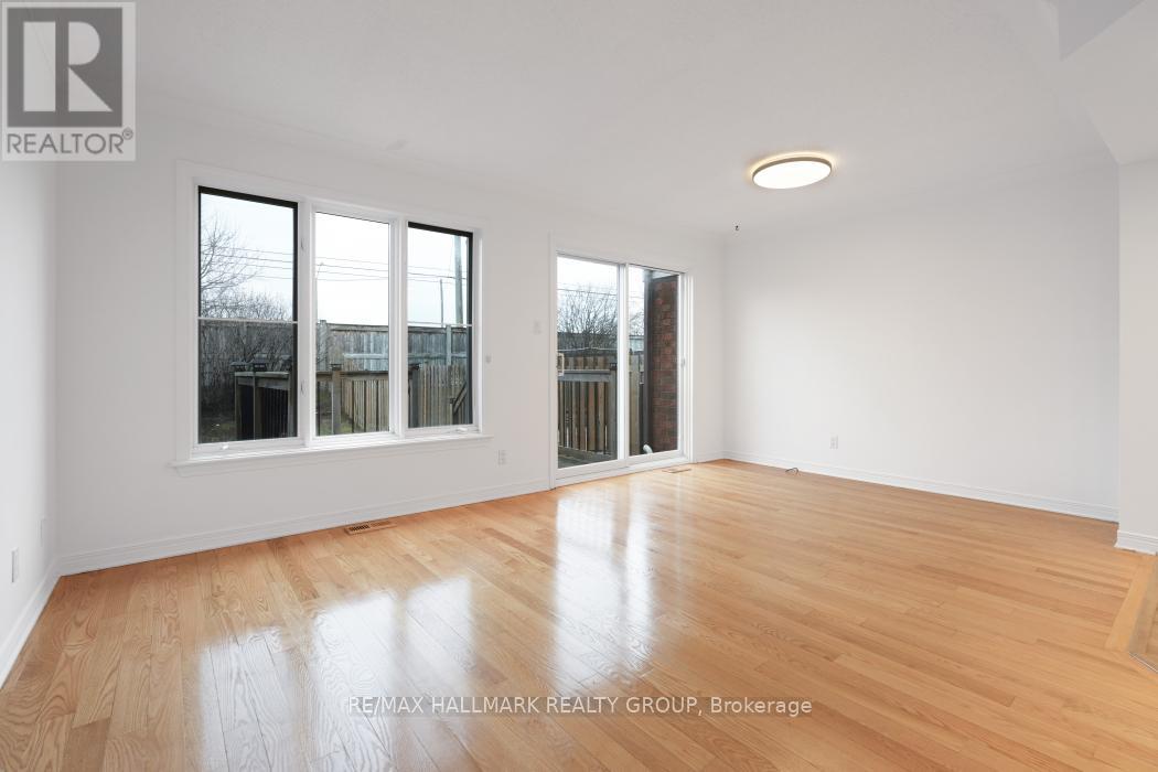 97 Forestglade Crescent, Ottawa, Ontario  K1G 6A6 - Photo 6 - X12382600