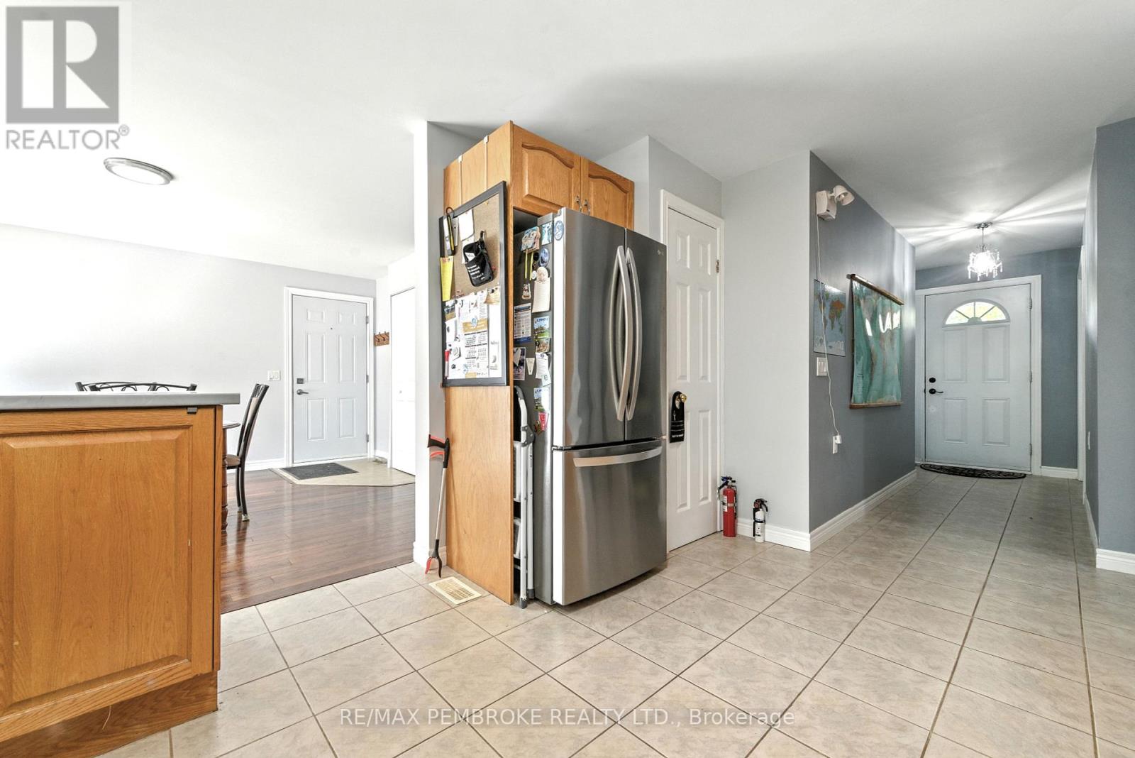 625 Forest Park Road, Laurentian Valley, Ontario  K8A 6W2 - Photo 10 - X12382584