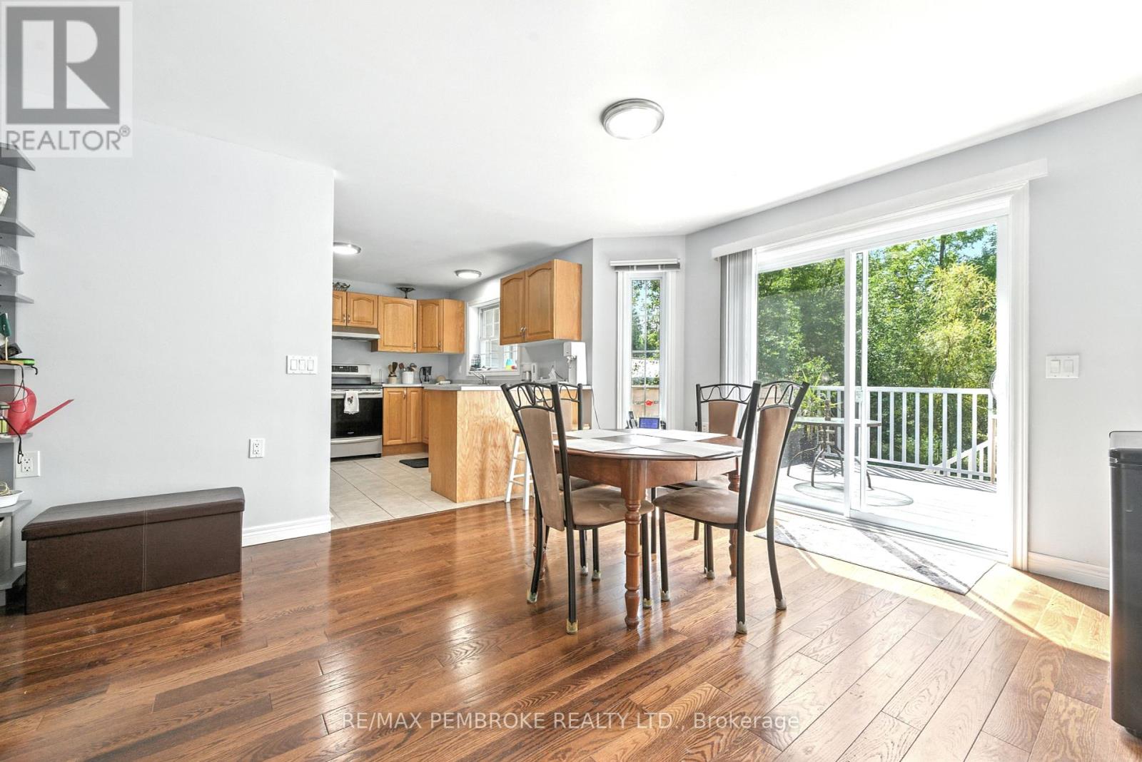 625 Forest Park Road, Laurentian Valley, Ontario  K8A 6W2 - Photo 11 - X12382584