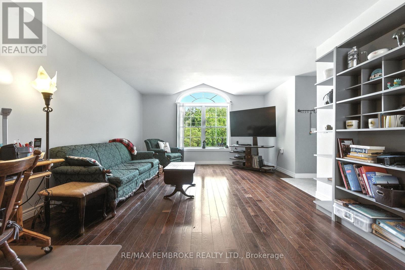 625 Forest Park Road, Laurentian Valley, Ontario  K8A 6W2 - Photo 17 - X12382584