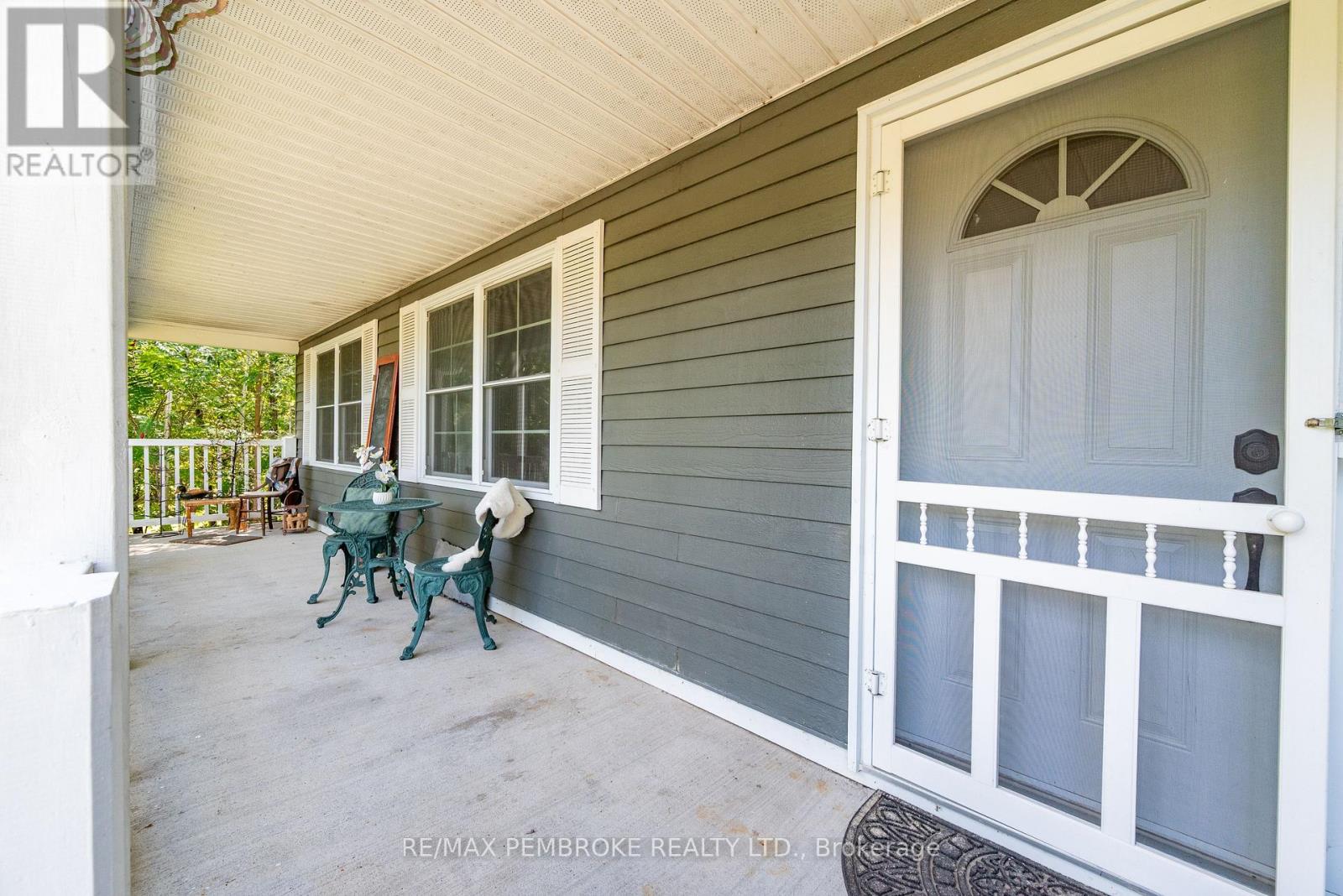 625 Forest Park Road, Laurentian Valley, Ontario  K8A 6W2 - Photo 4 - X12382584