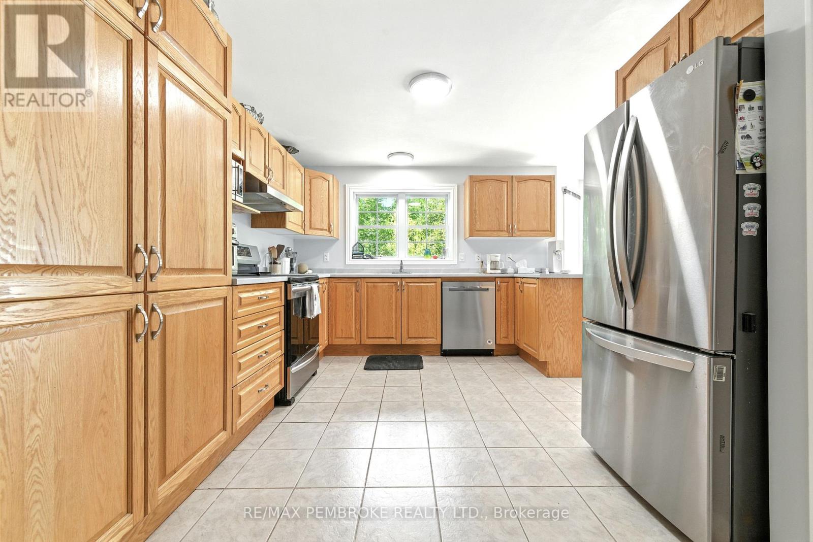 625 Forest Park Road, Laurentian Valley, Ontario  K8A 6W2 - Photo 6 - X12382584