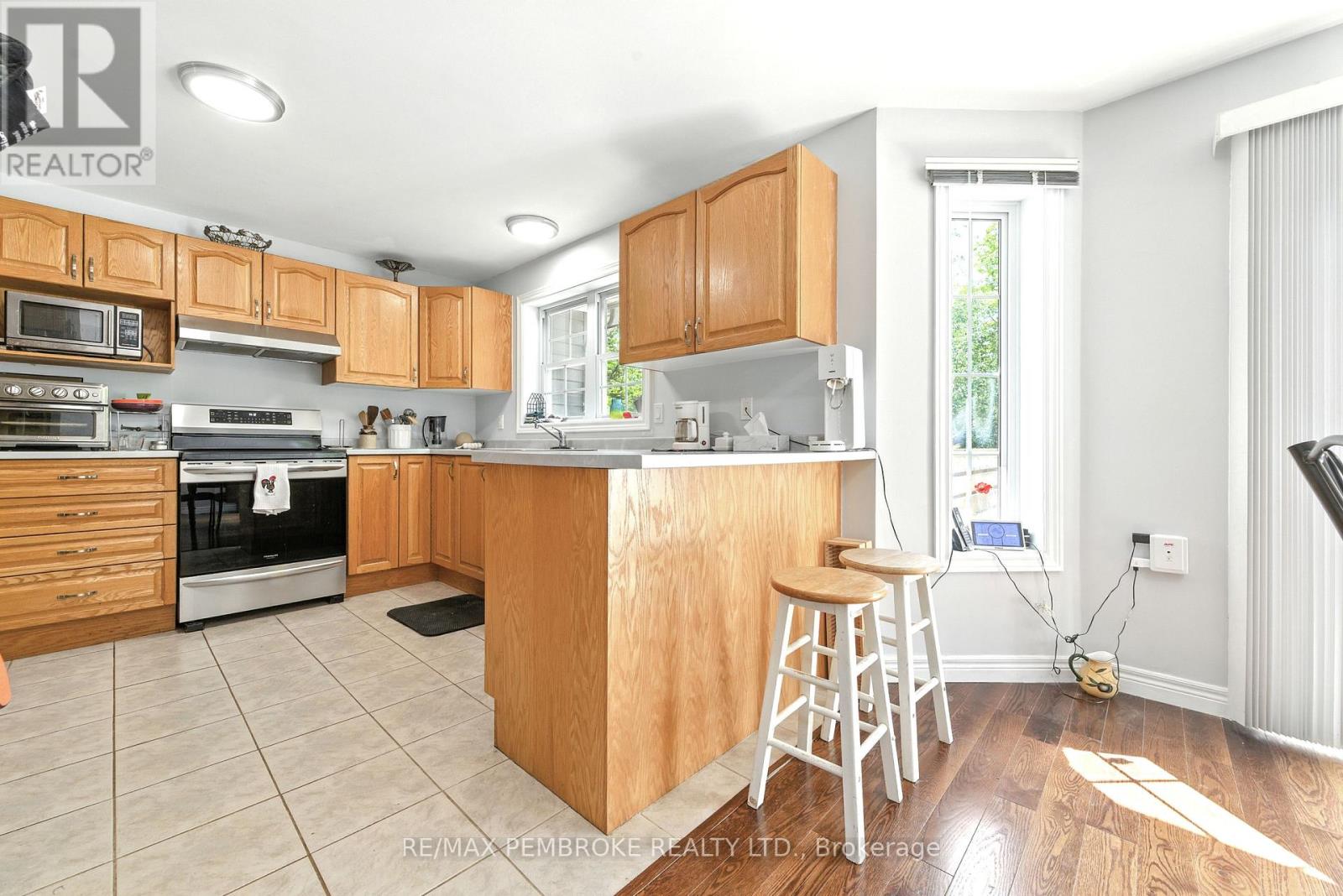 625 Forest Park Road, Laurentian Valley, Ontario  K8A 6W2 - Photo 9 - X12382584