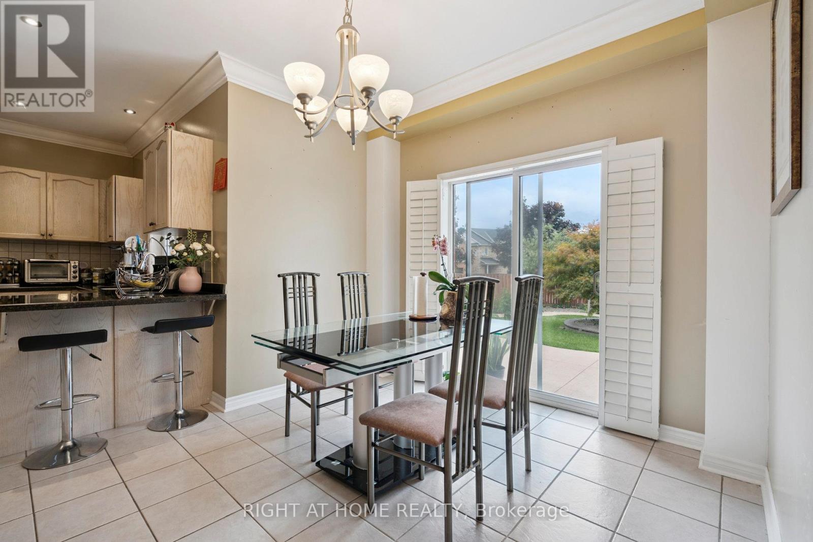 806 White Clover Way, Mississauga, Ontario  L5V 3C5 - Photo 11 - W12382594