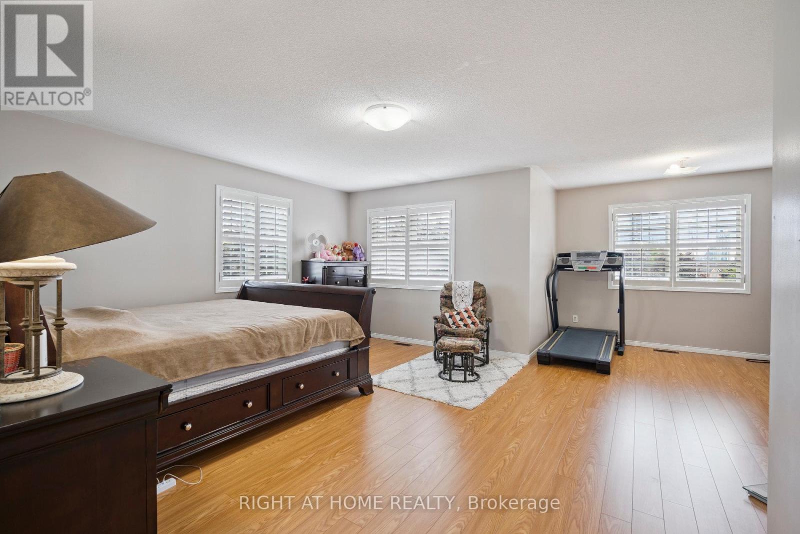 806 White Clover Way, Mississauga, Ontario  L5V 3C5 - Photo 12 - W12382594