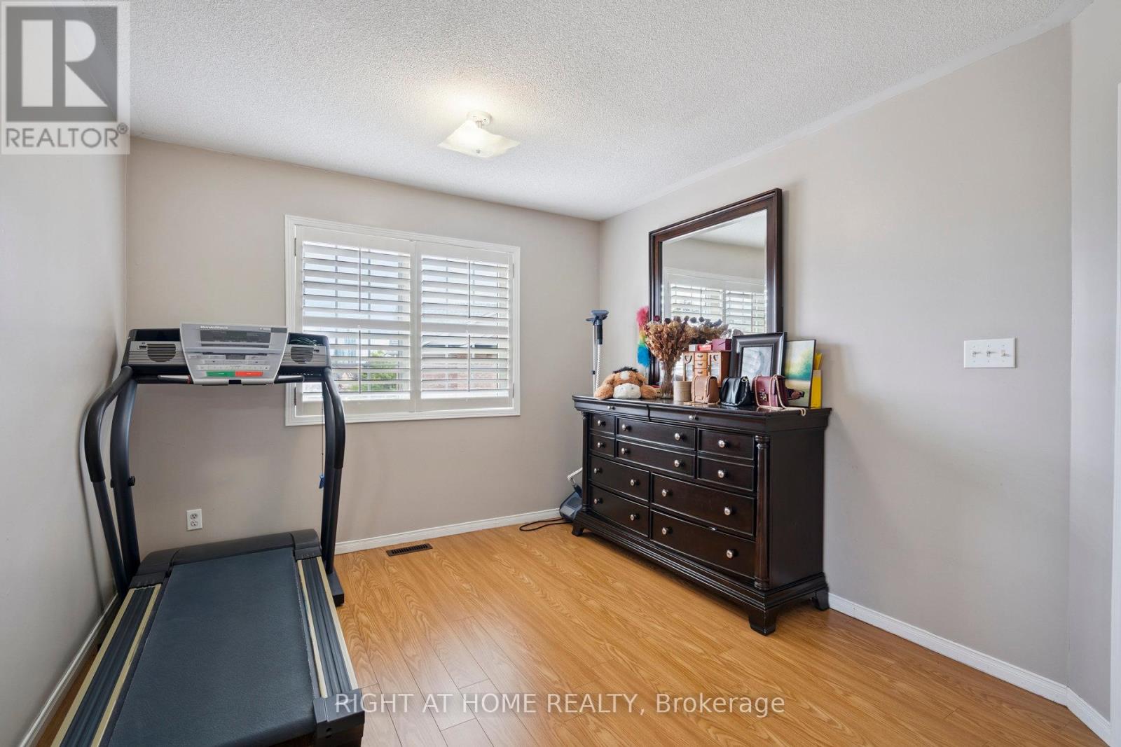 806 White Clover Way, Mississauga, Ontario  L5V 3C5 - Photo 13 - W12382594