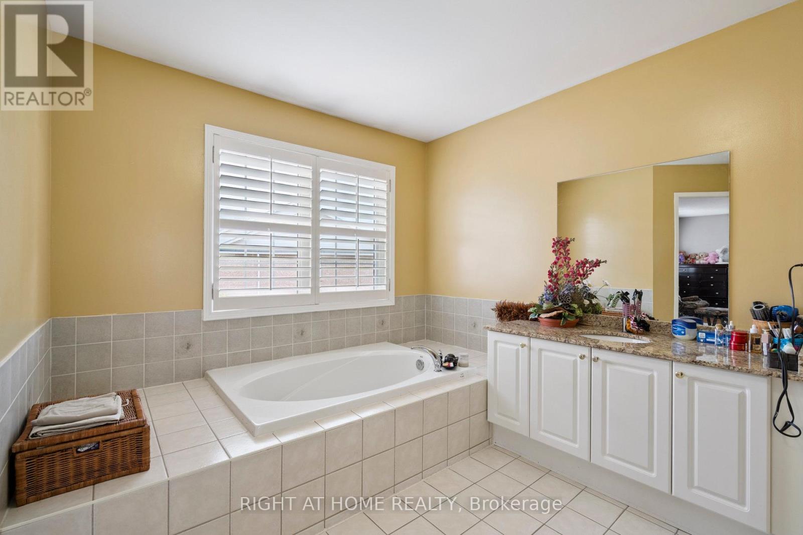 806 White Clover Way, Mississauga, Ontario  L5V 3C5 - Photo 14 - W12382594