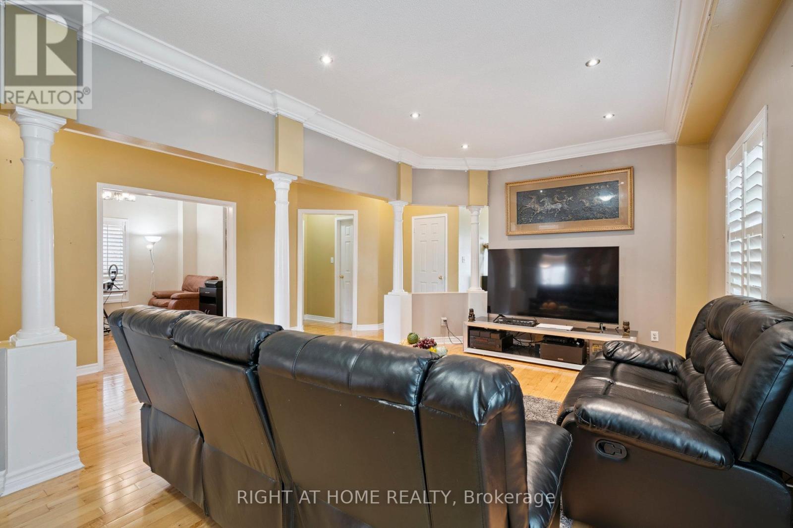 Property at 806 WHITE CLOVER WAY image 4