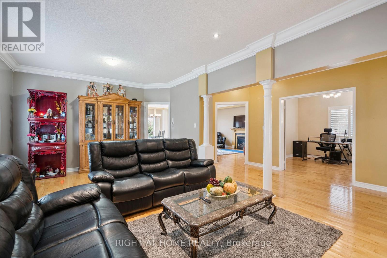 806 White Clover Way, Mississauga, Ontario  L5V 3C5 - Photo 6 - W12382594