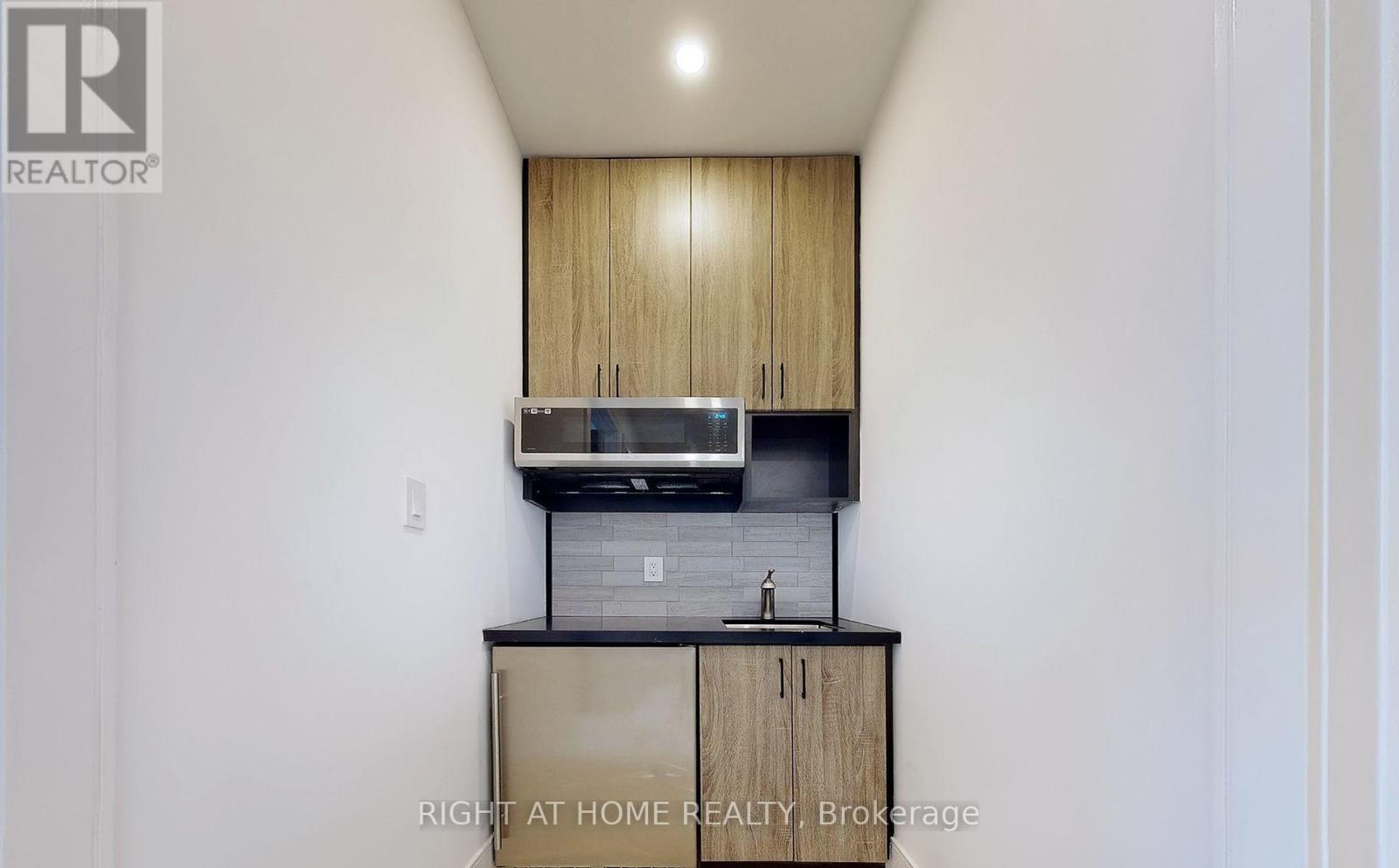 217 - 3465 Platinum Drive, Mississauga, Ontario  L5M 2S1 - Photo 4 - W12382636