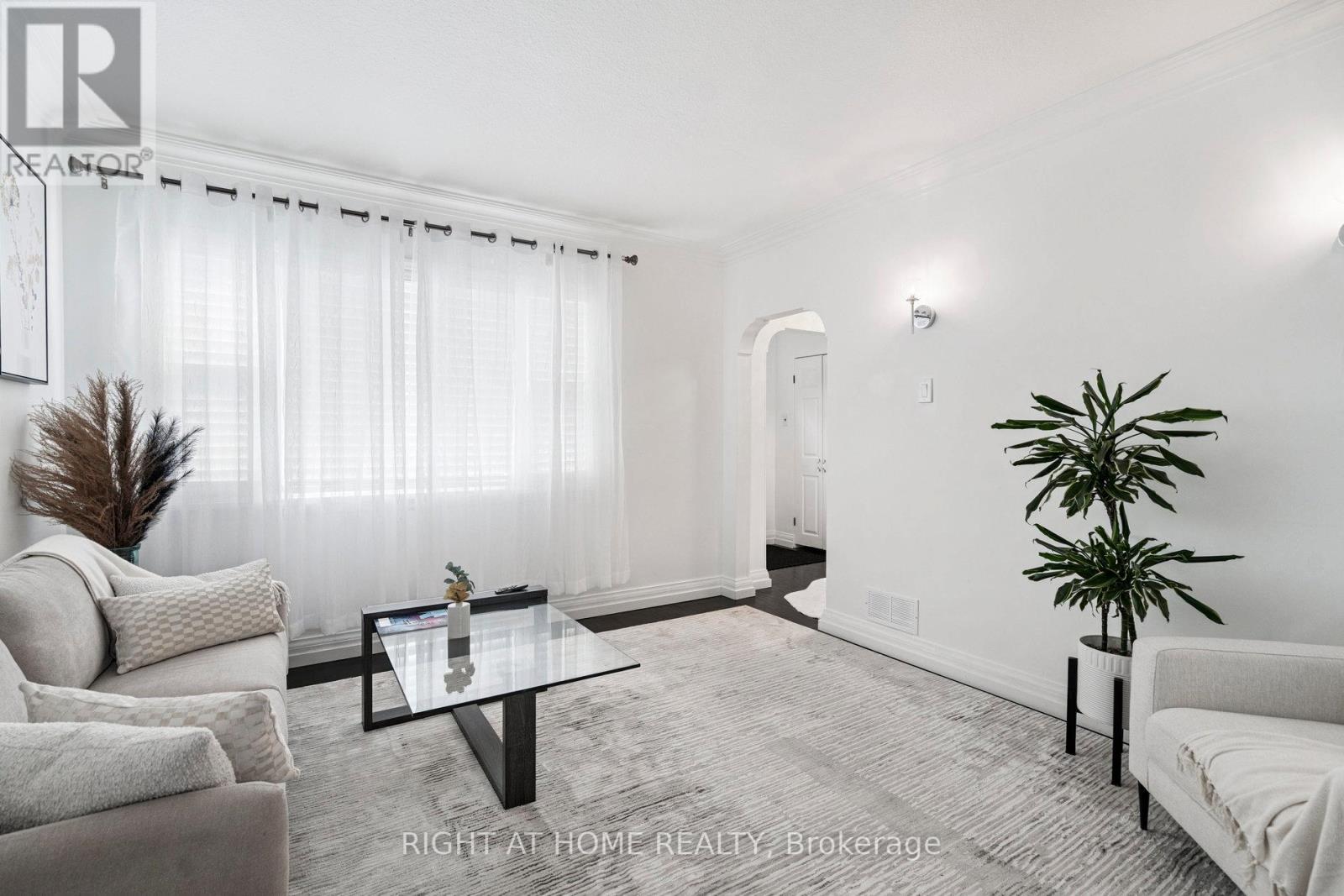 105 Glenridge Avenue, St. Catharines, Ontario  L2R 4X5 - Photo 12 - X12382631