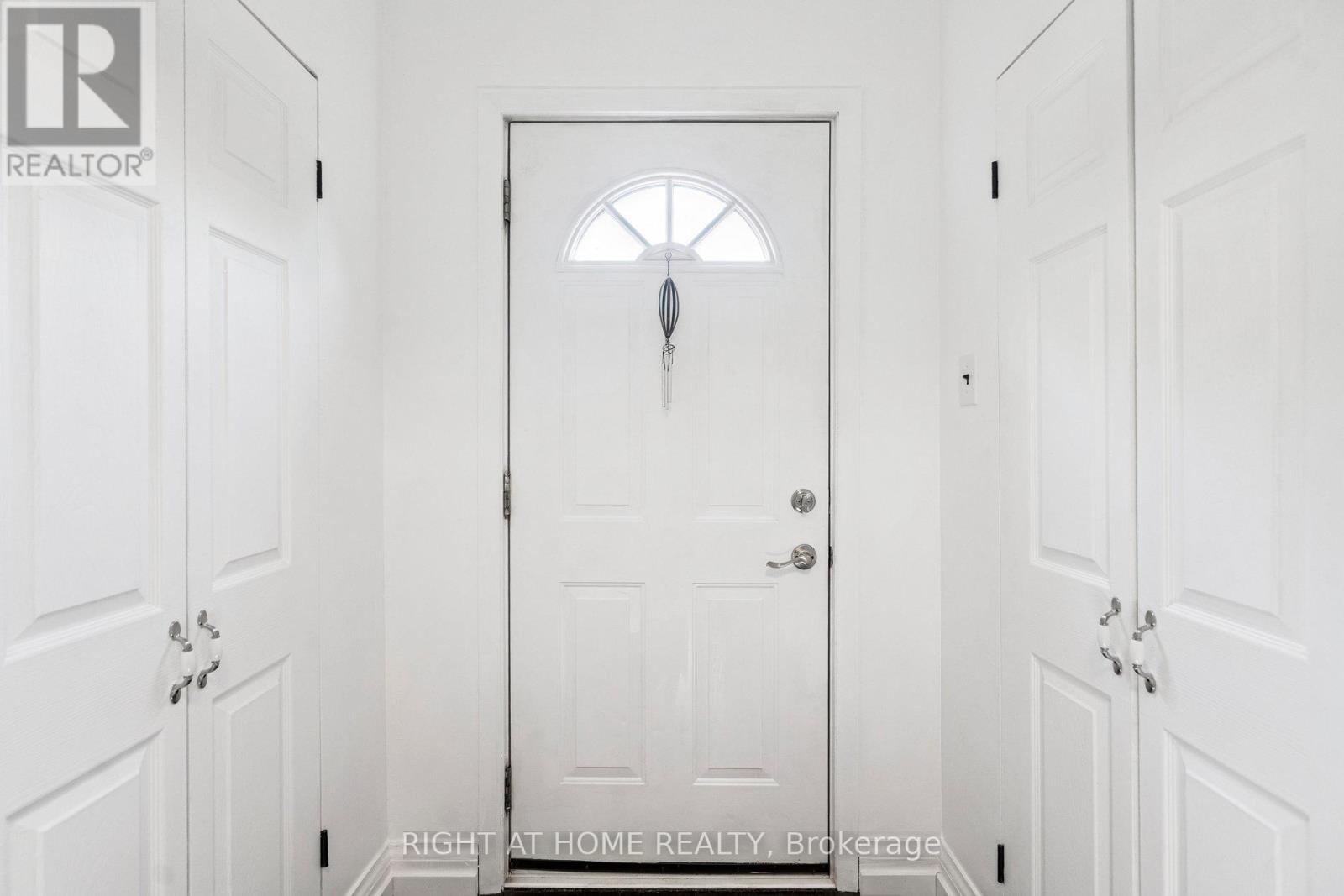 105 Glenridge Avenue, St. Catharines, Ontario  L2R 4X5 - Photo 5 - X12382631