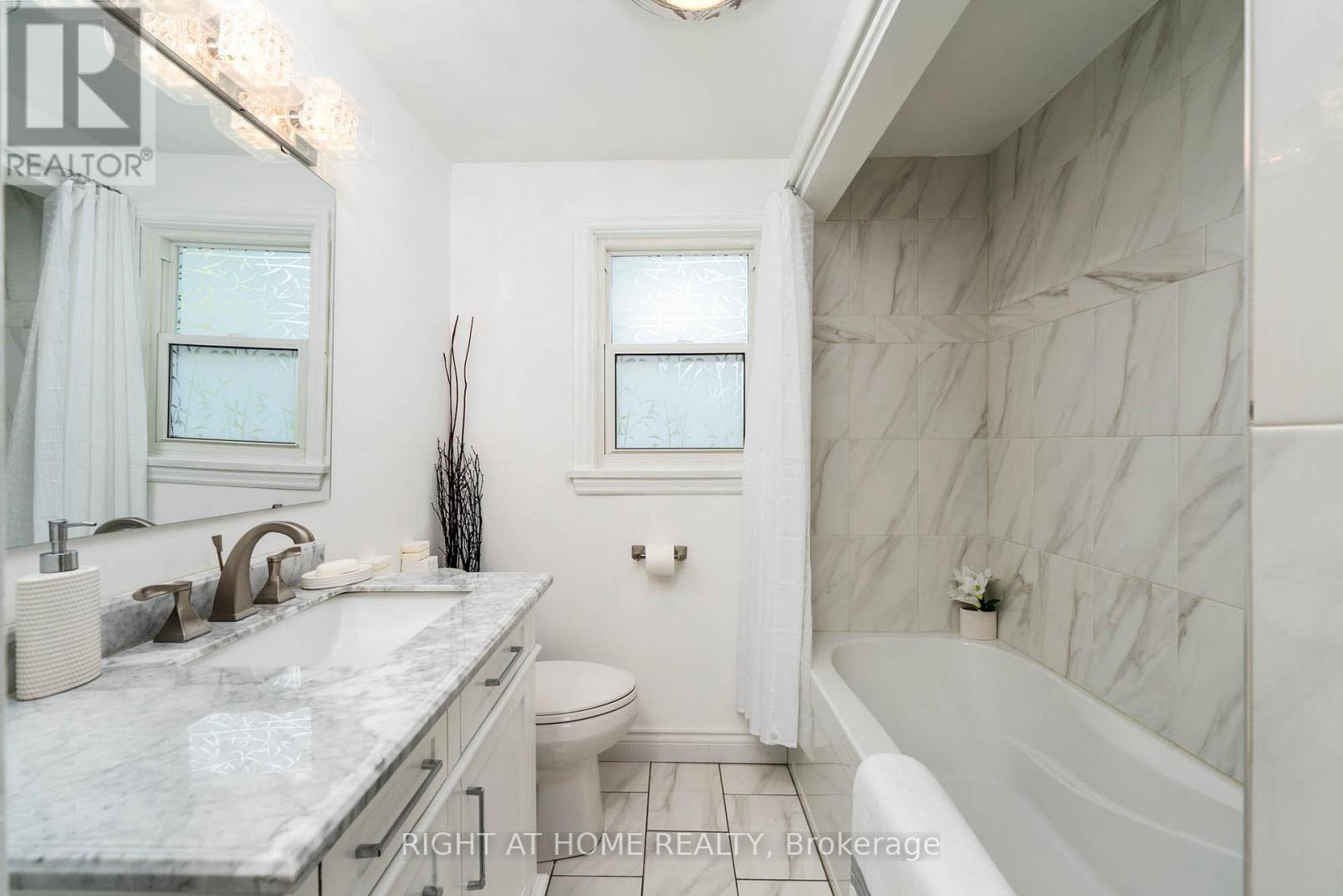 105 Glenridge Avenue, St. Catharines, Ontario  L2R 4X5 - Photo 6 - X12382631