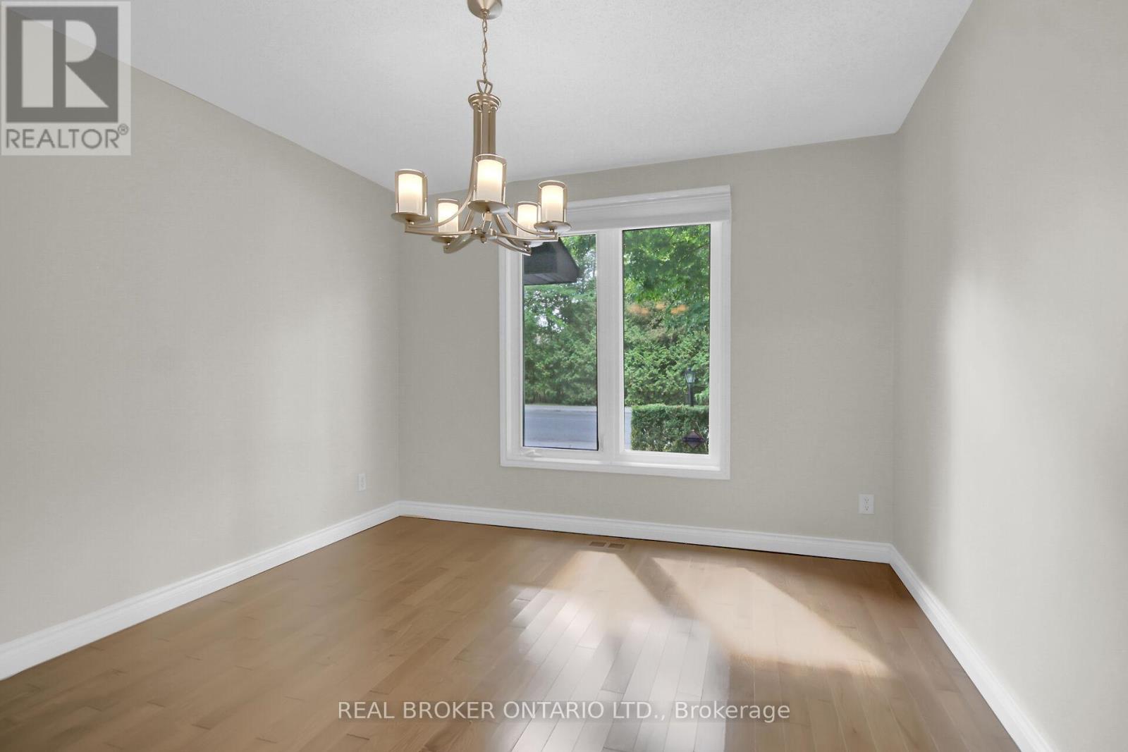 130 Chimo Drive, Ottawa, Ontario  K2L 2H6 - Photo 8 - X12382684