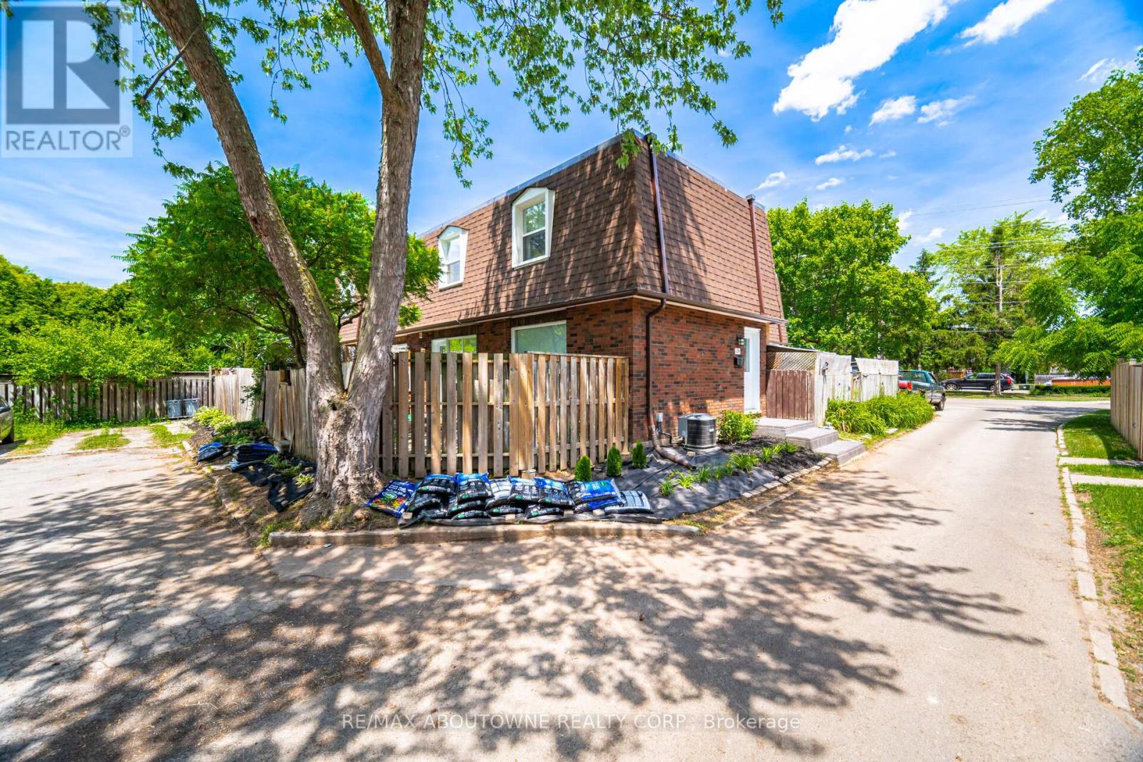 674 Francis Road, Burlington, Ontario  L7T 3X7 - Photo 1 - W12382660