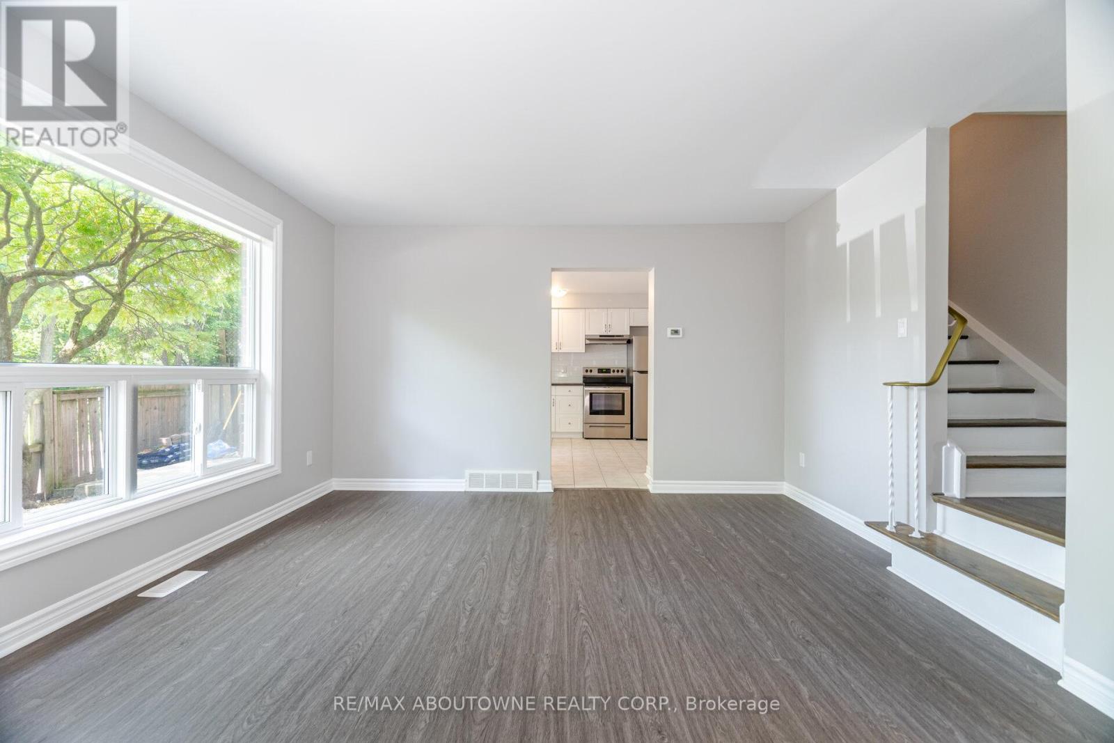 674 Francis Road, Burlington, Ontario  L7T 3X7 - Photo 10 - W12382660