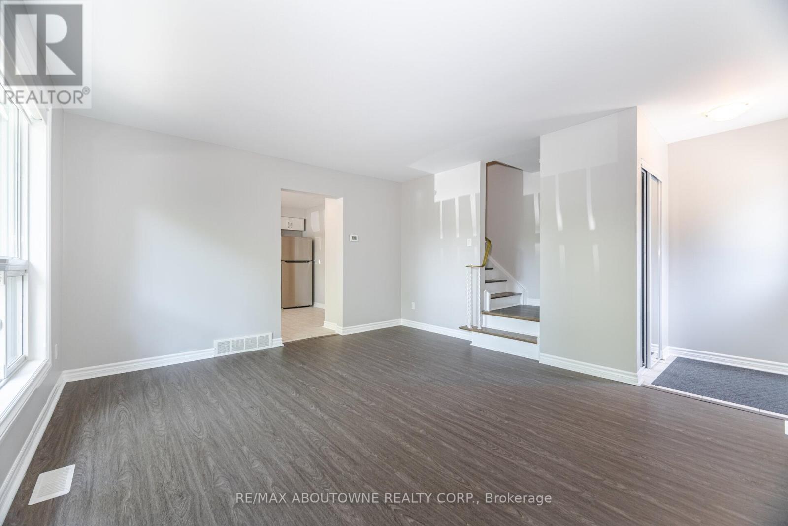 674 Francis Road, Burlington, Ontario  L7T 3X7 - Photo 11 - W12382660