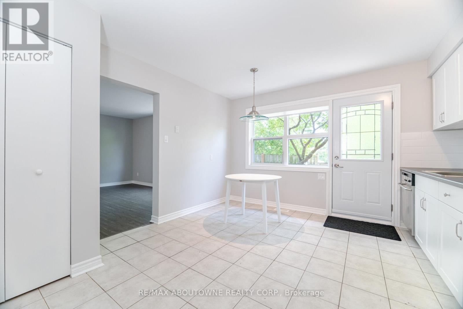 674 Francis Road, Burlington, Ontario  L7T 3X7 - Photo 12 - W12382660