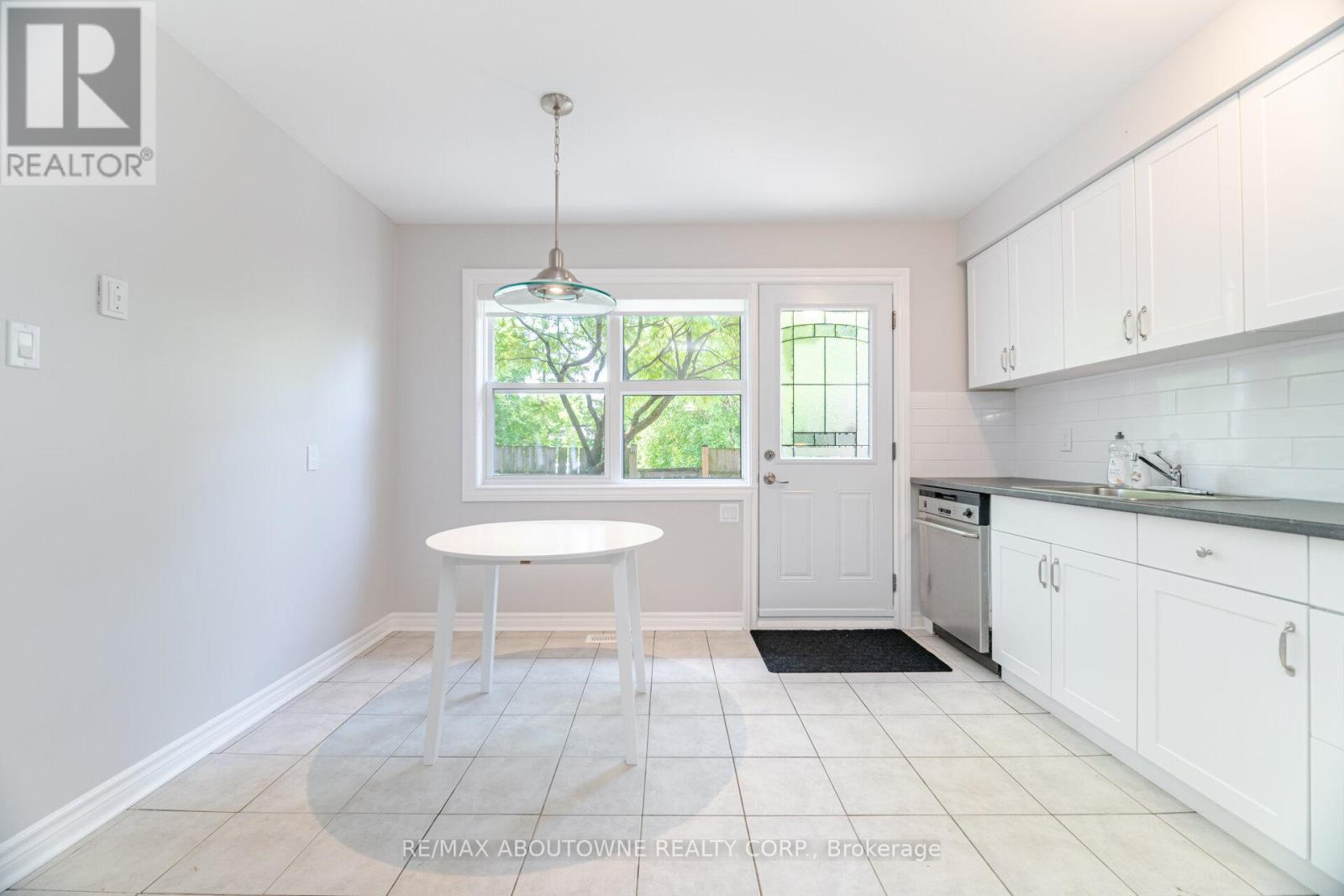 674 Francis Road, Burlington, Ontario  L7T 3X7 - Photo 13 - W12382660