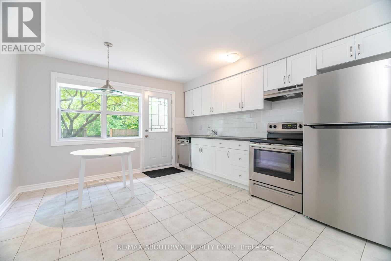 674 Francis Road, Burlington, Ontario  L7T 3X7 - Photo 14 - W12382660