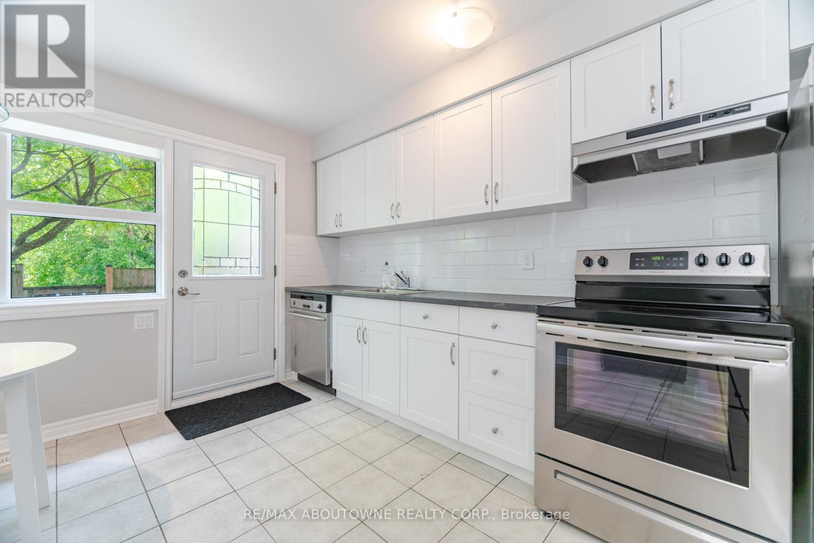 674 Francis Road, Burlington, Ontario  L7T 3X7 - Photo 15 - W12382660