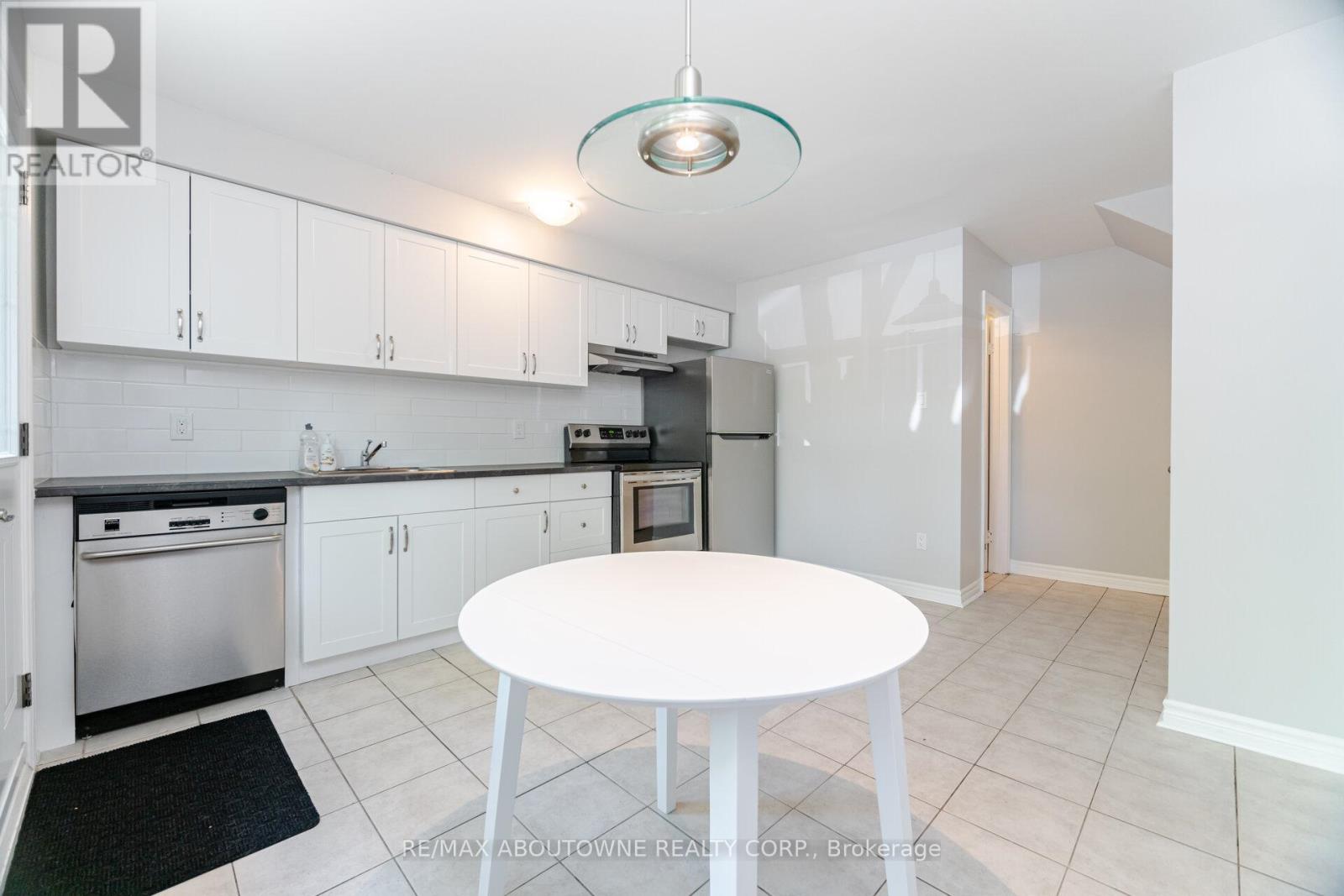 674 Francis Road, Burlington, Ontario  L7T 3X7 - Photo 17 - W12382660
