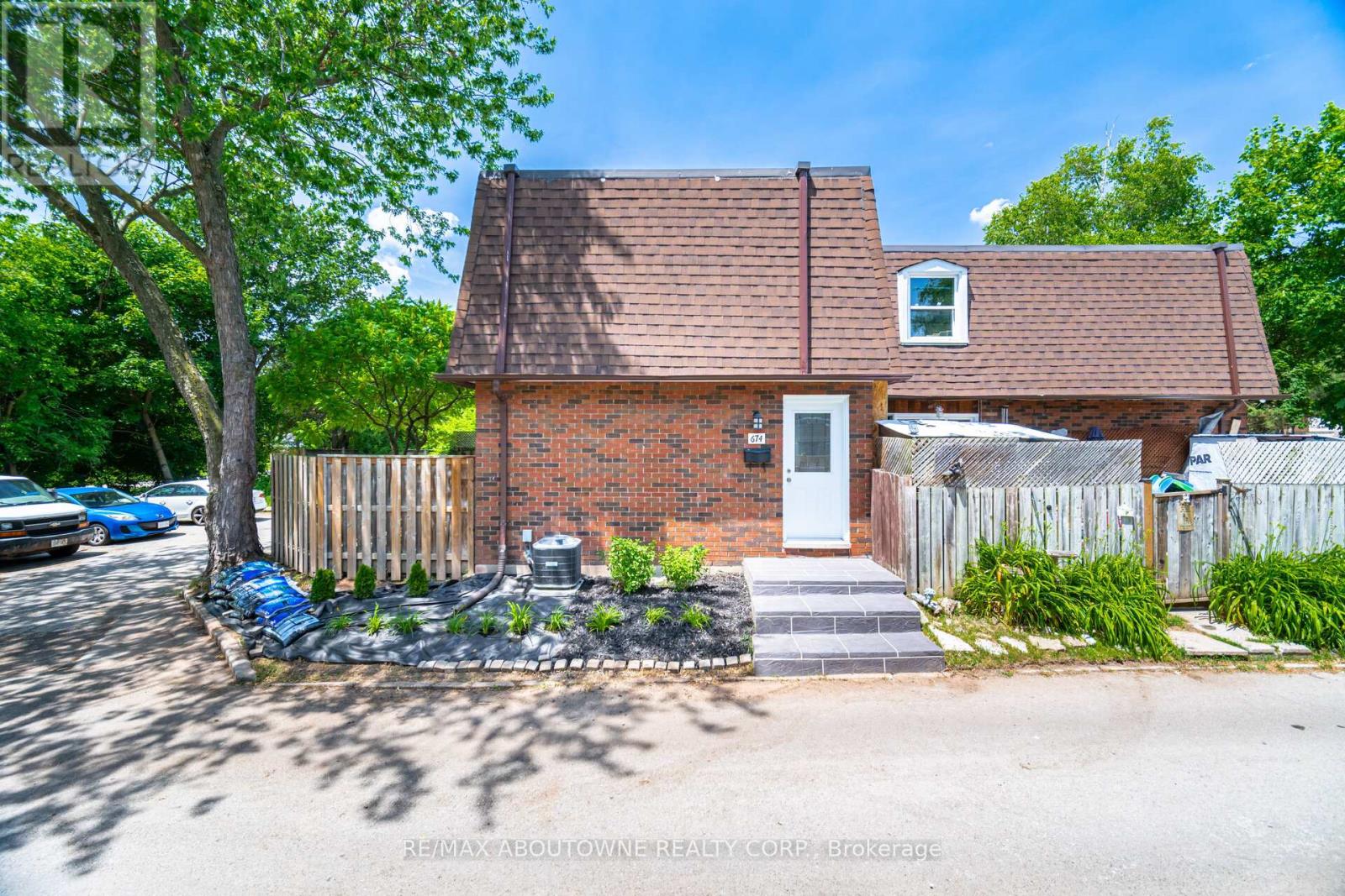 674 Francis Road, Burlington, Ontario  L7T 3X7 - Photo 2 - W12382660