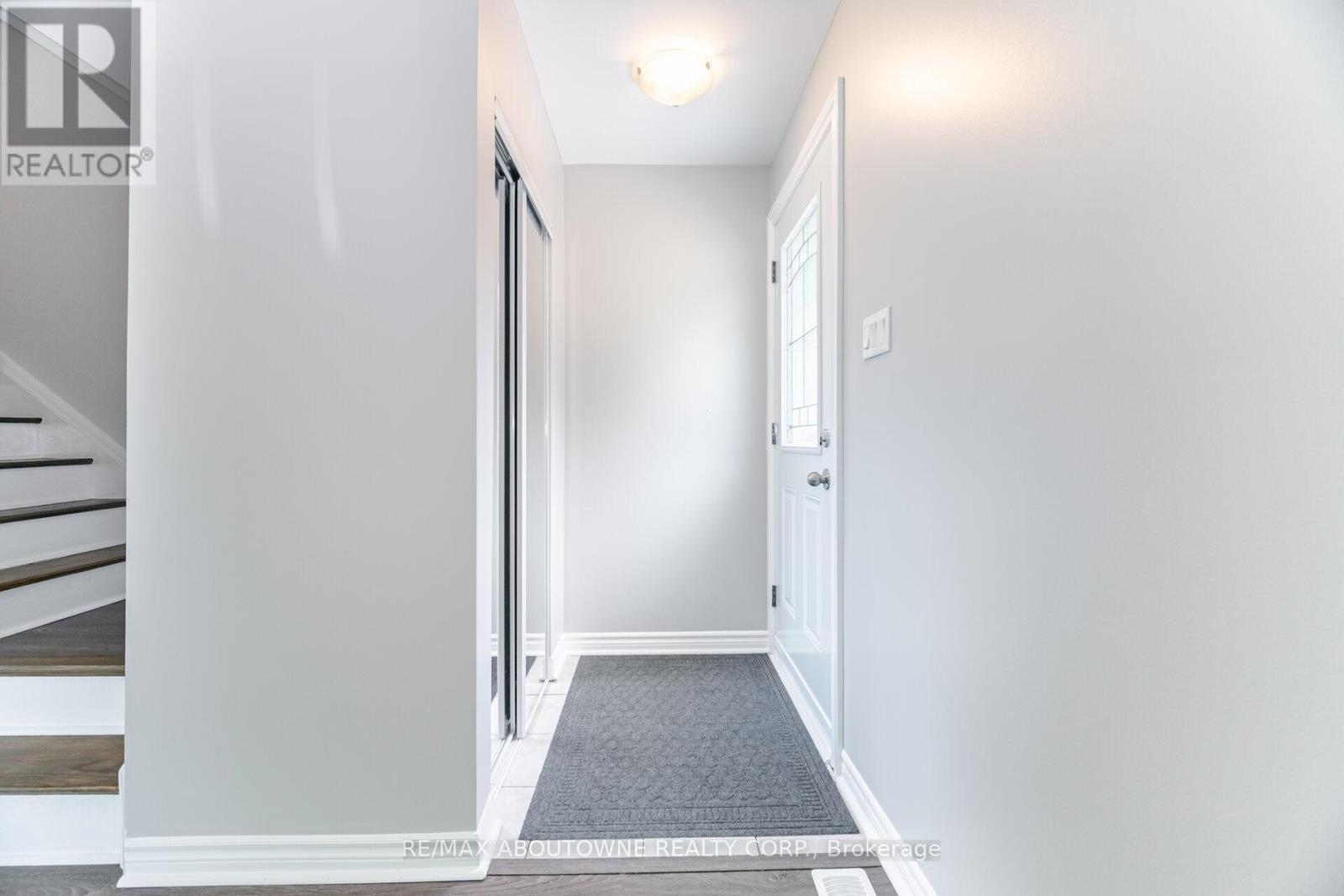 674 Francis Road, Burlington, Ontario  L7T 3X7 - Photo 4 - W12382660