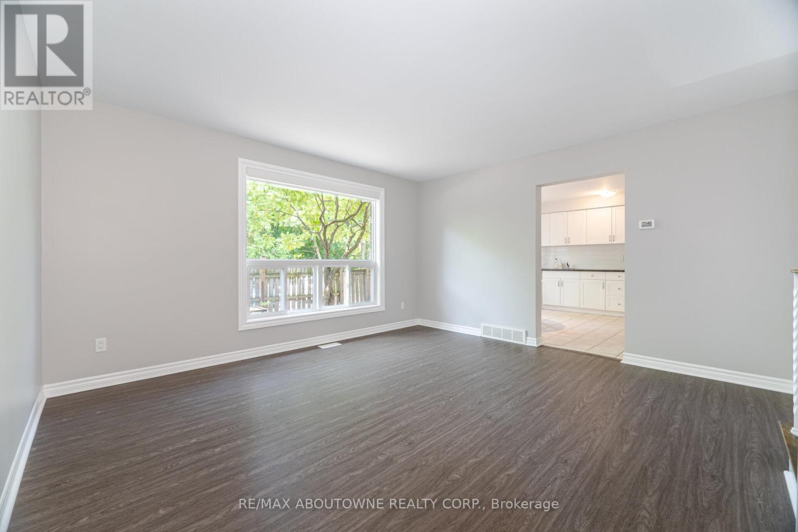 674 Francis Road, Burlington, Ontario  L7T 3X7 - Photo 5 - W12382660