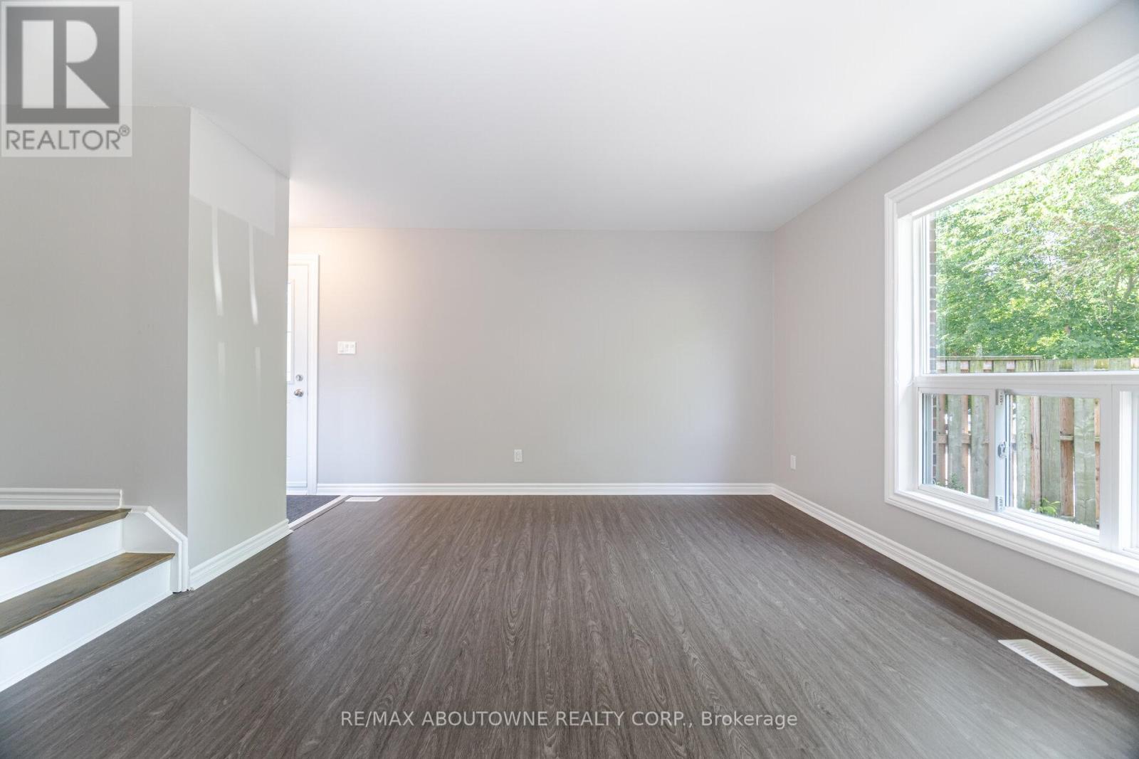 674 Francis Road, Burlington, Ontario  L7T 3X7 - Photo 9 - W12382660