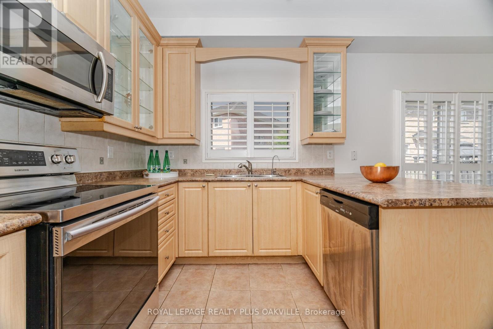 110 Earlsbridge Boulevard, Brampton, Ontario  L7A 3W7 - Photo 17 - W12382669