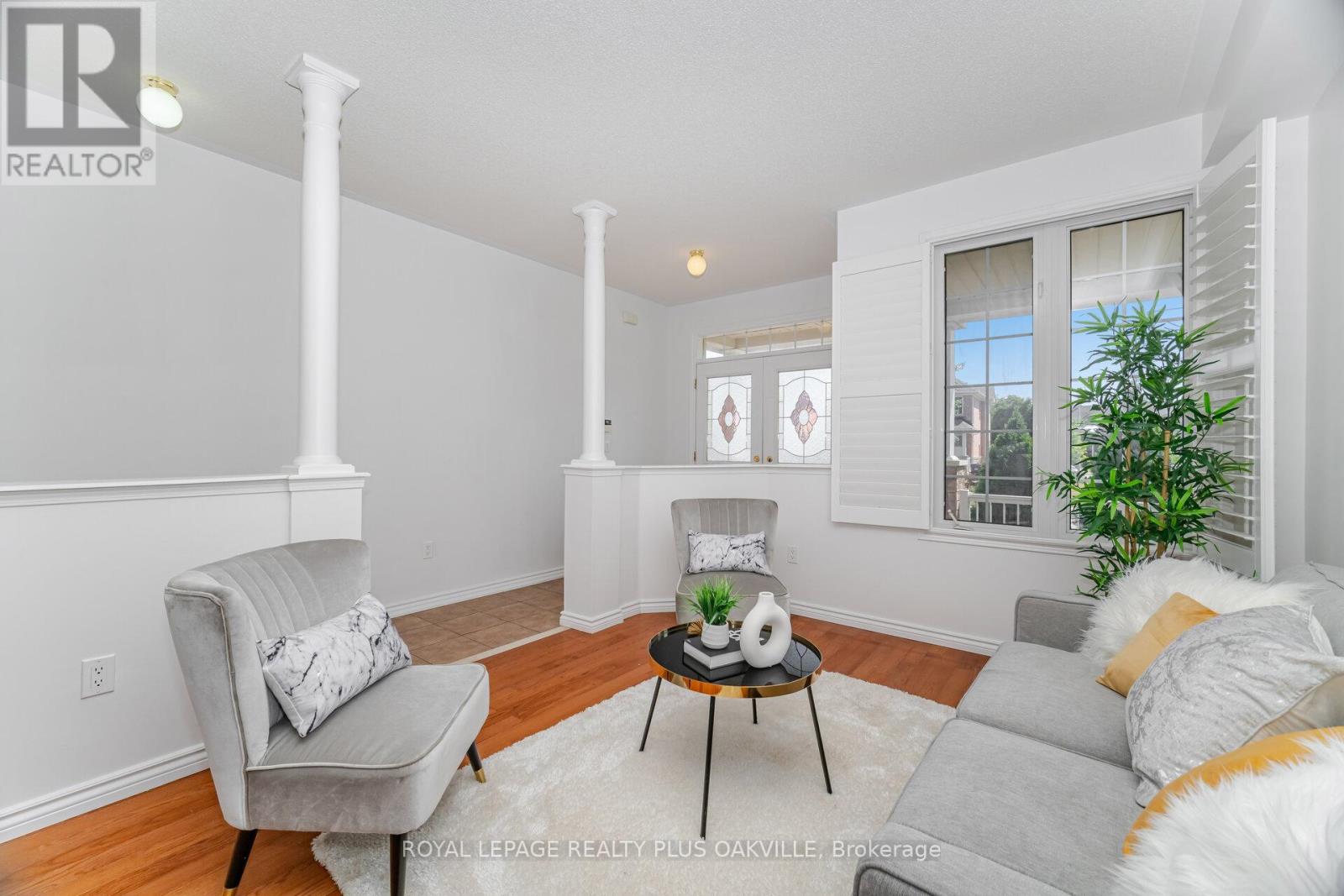 110 Earlsbridge Boulevard, Brampton, Ontario  L7A 3W7 - Photo 5 - W12382669