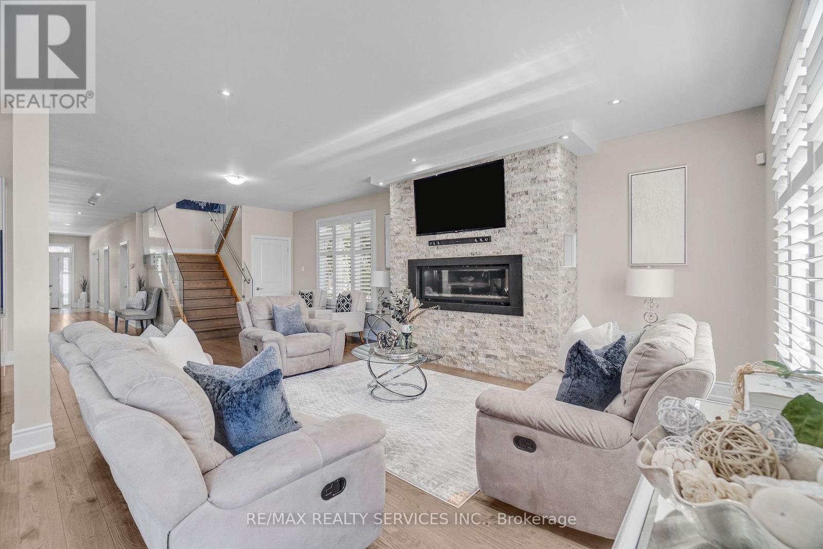 958 Beach Boulevard, Hamilton (Hamilton Beach), Ontario  L8H 6Z4 - Photo 11 - X12382681